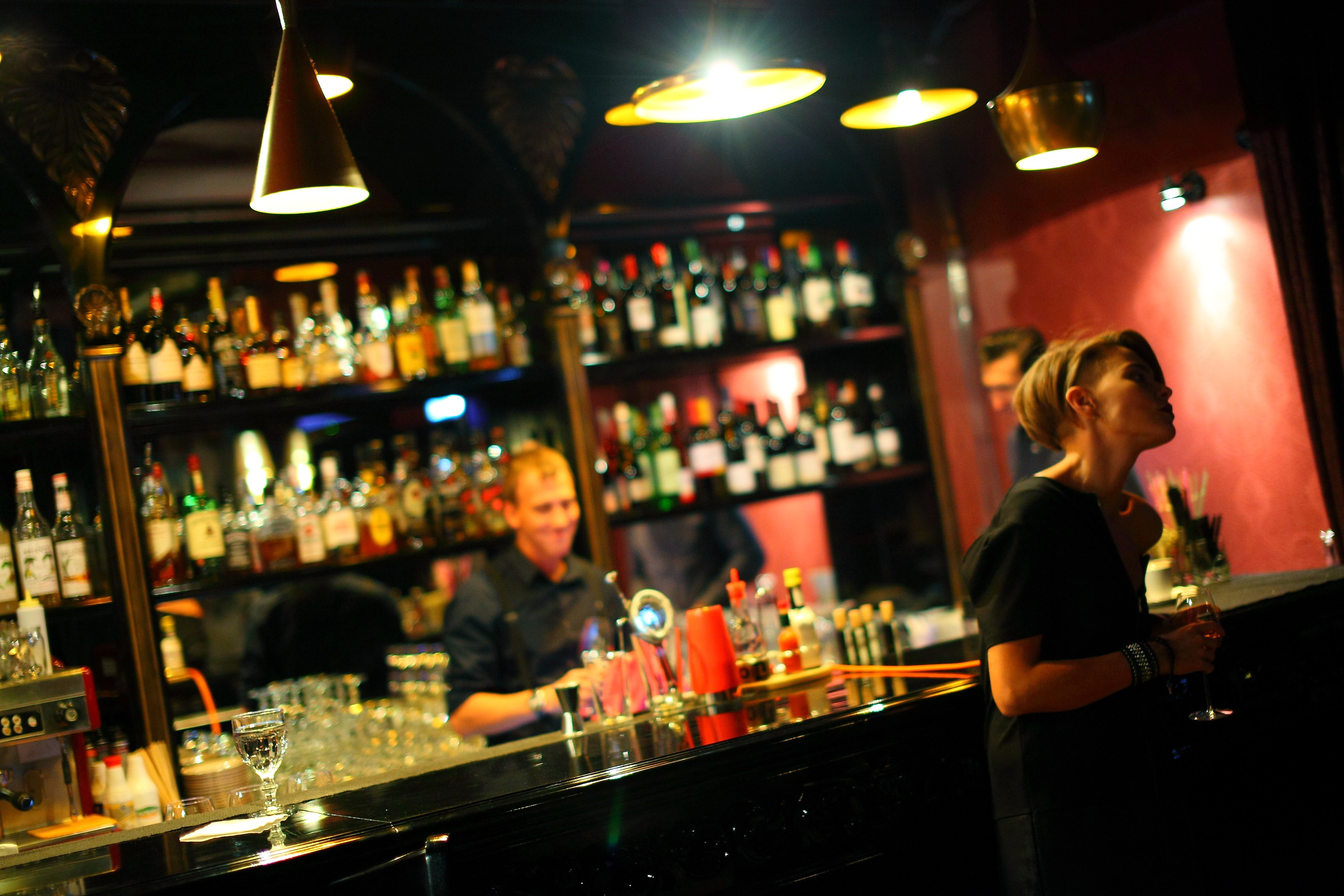 Портретная съемка девушки в кафе. Свадебный и репортажный фотограф в Ярославле и Санкт-Петербурге Роман Микрюков