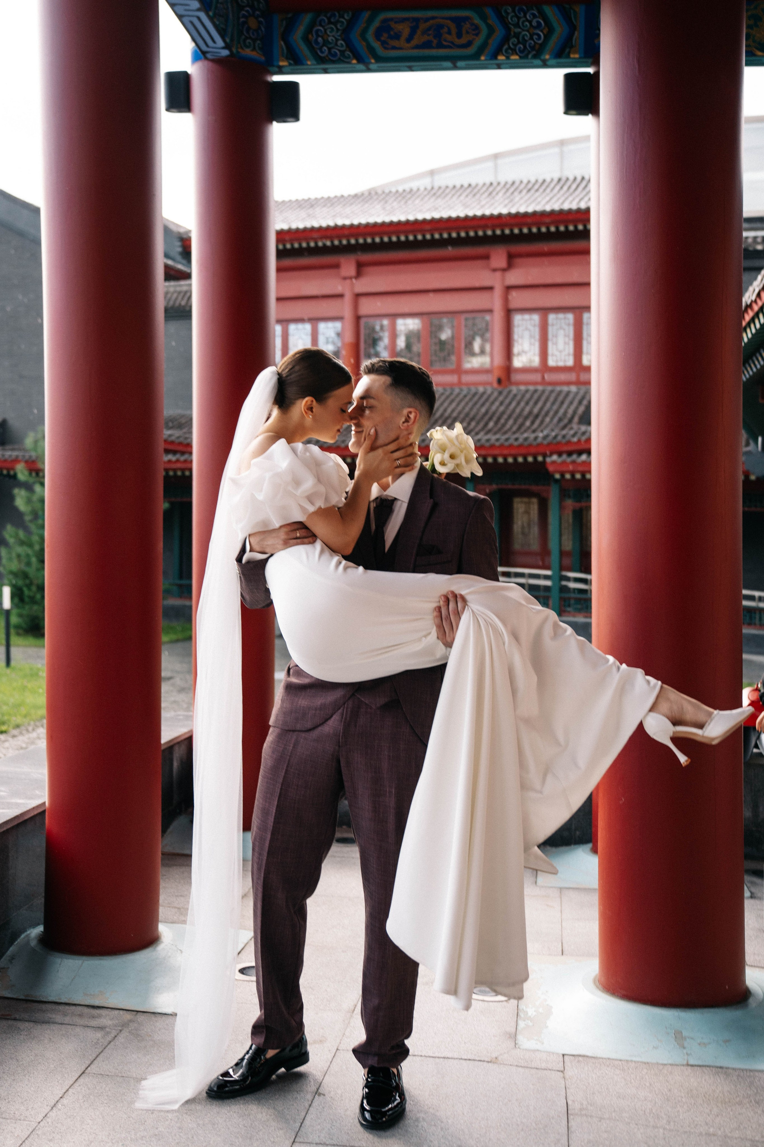 Свадебная фотосессия в Бутырском ЗАГС (Дворец Бракосочетания № 4) и прогулка в отеле Solux (Солюкс)