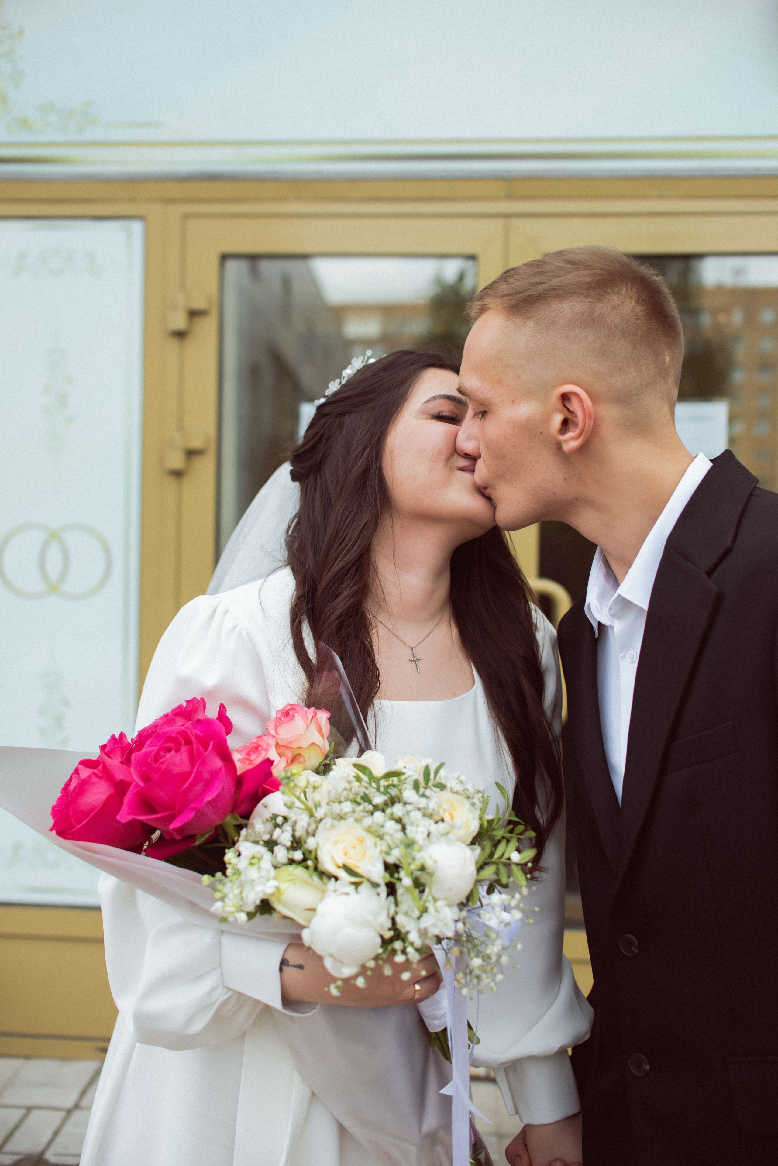 Вход в ЗАГС Щёлково, жених и невеста после регистрации брака, фотограф Алёна Макеева.