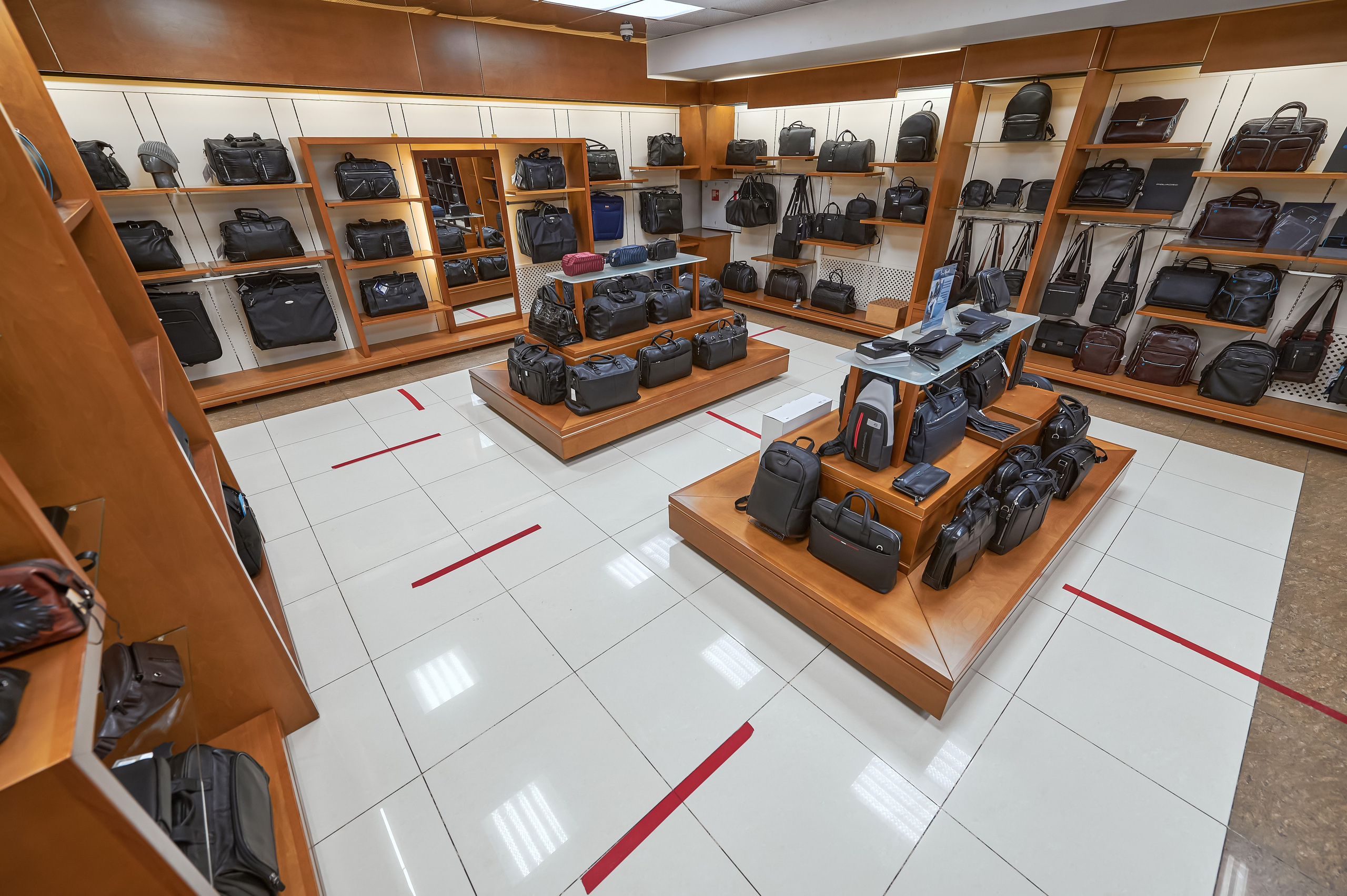 Портфолио по интерьерной и экстерьерной фотосъёмки: Мир Сумок — Правый берег. Фотограф Яковлев Роман — Красноярск