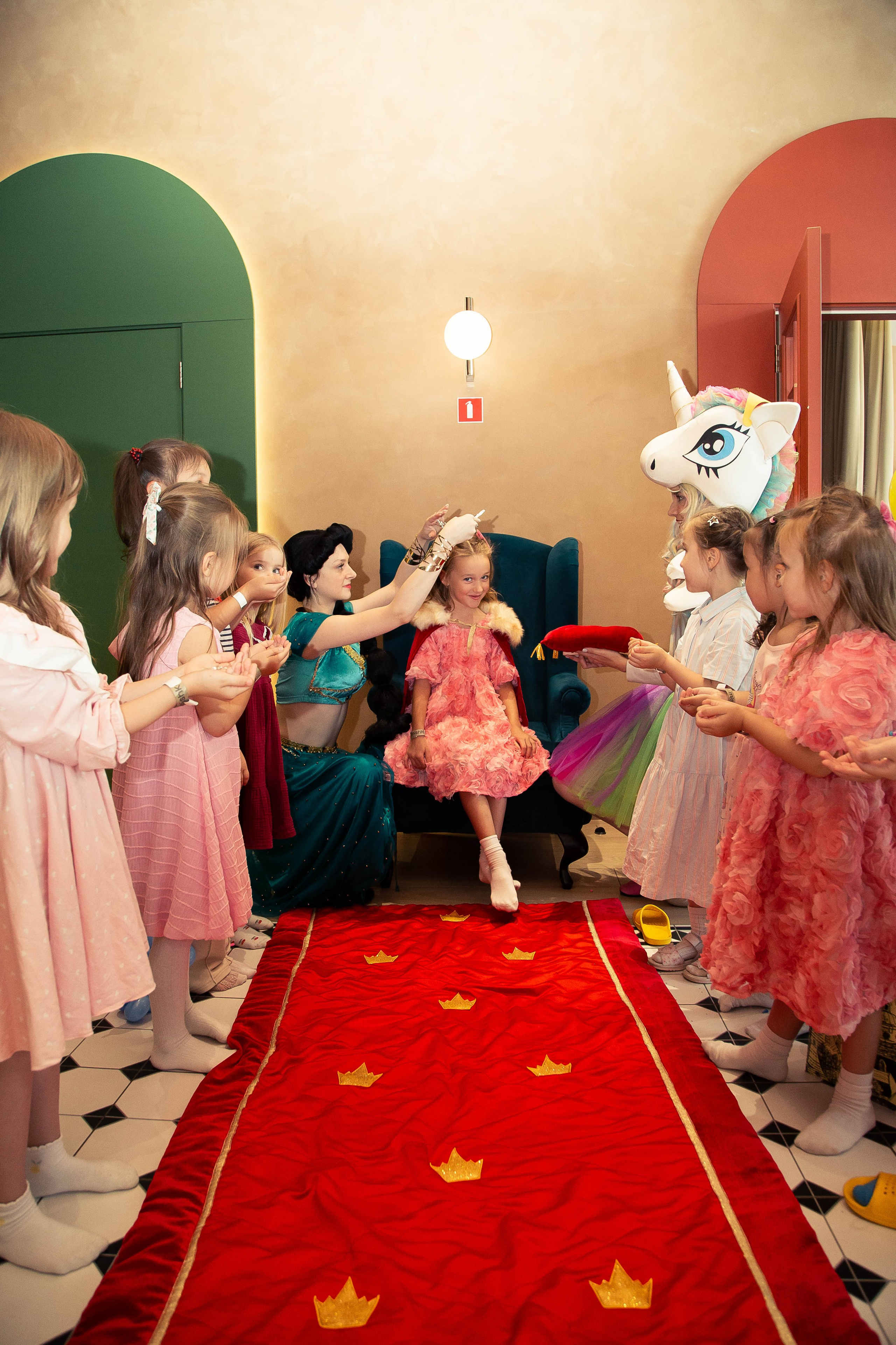 Репортажная съемка дня рождения сестер — живые эмоции праздника в Москве. Фотограф Анна Татаурова | Авторская фотосъемка в Москве