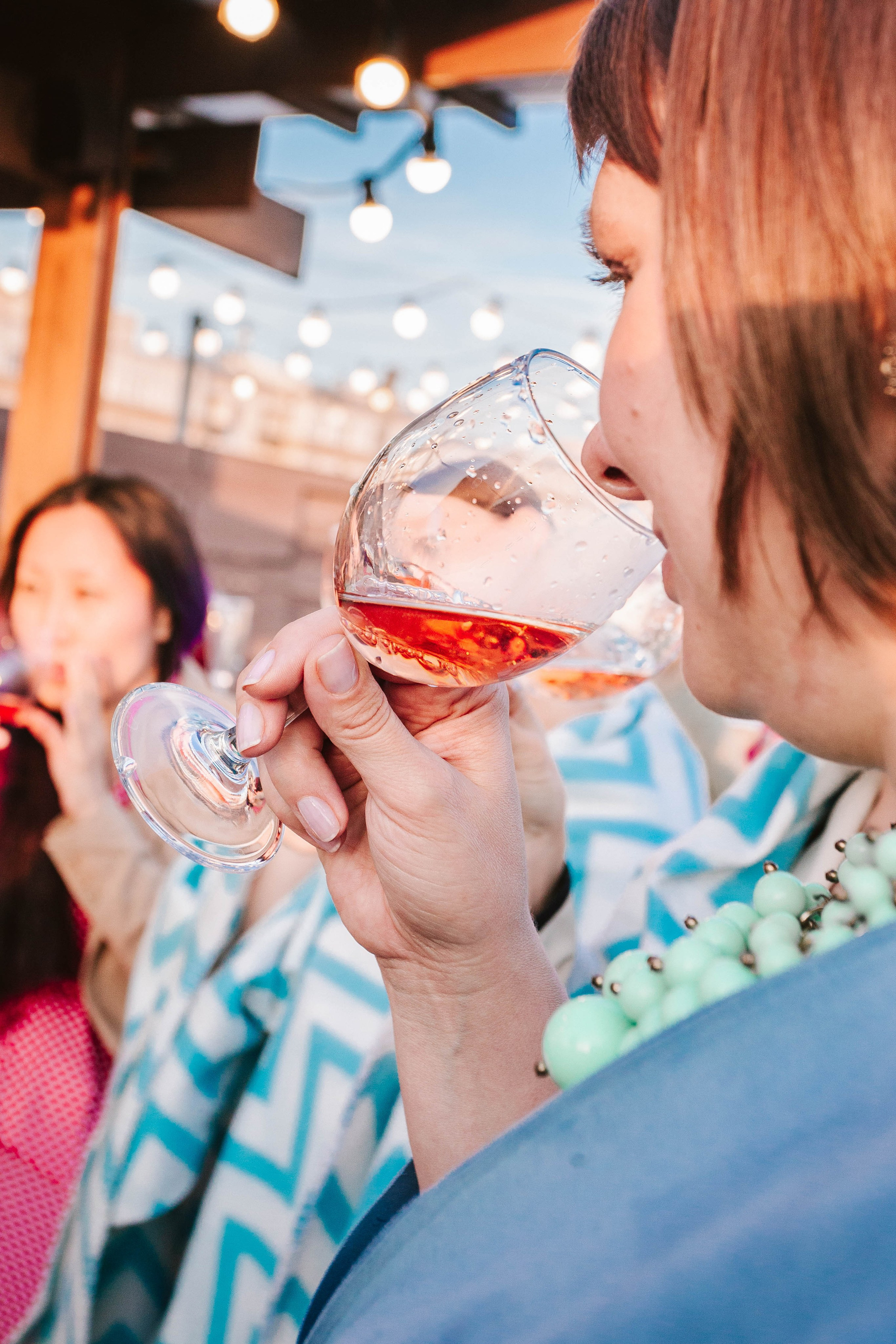 ВЕСЕЛЬЕ НА ДНЕ БОКАЛА