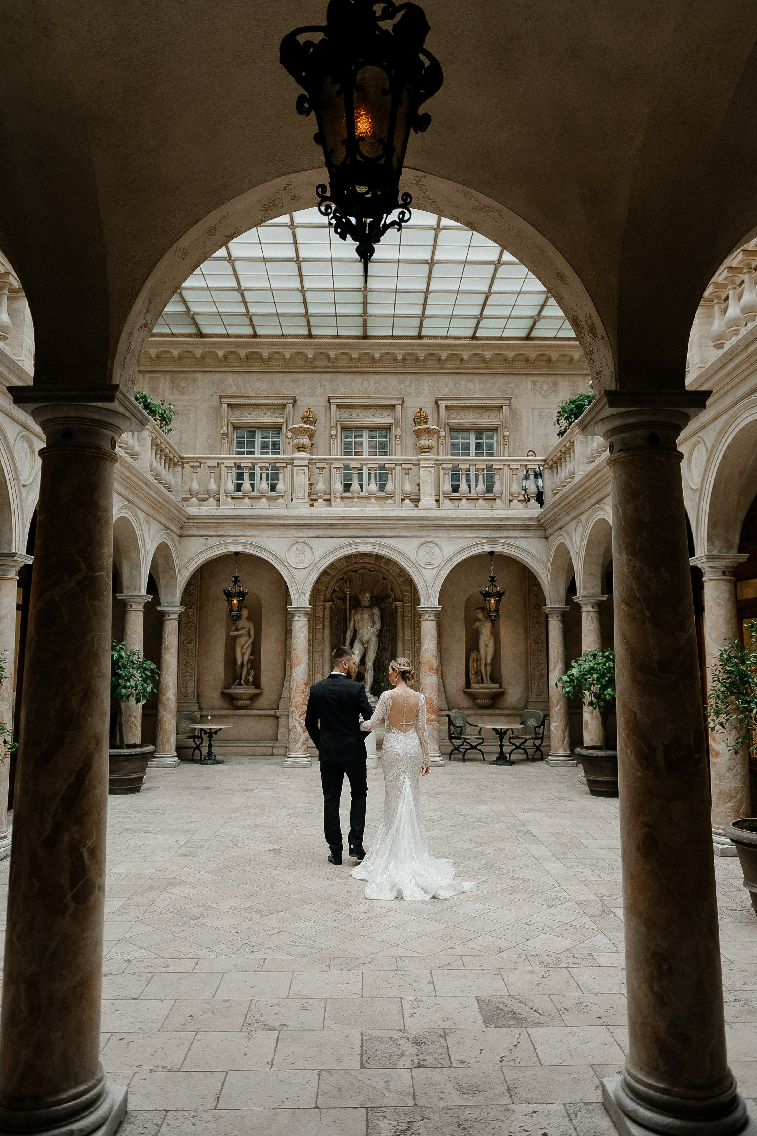 Атмосферная свадебная фотосессия в ресторане