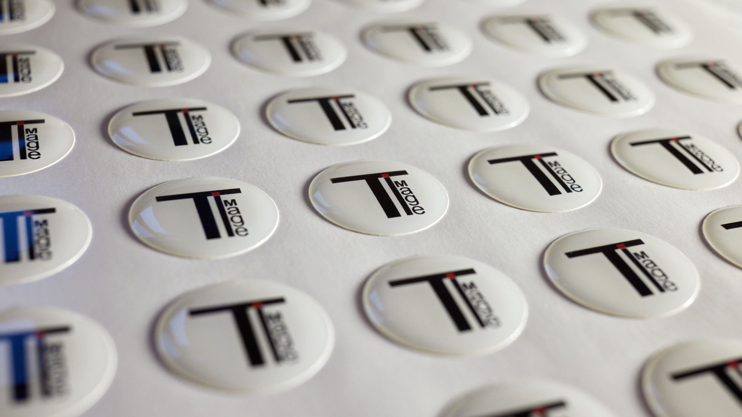 Имидж Технологии — Производство сувенирных магнитов, заливных этикеток и значков. Репортажная фотография в Кирове Кировской области