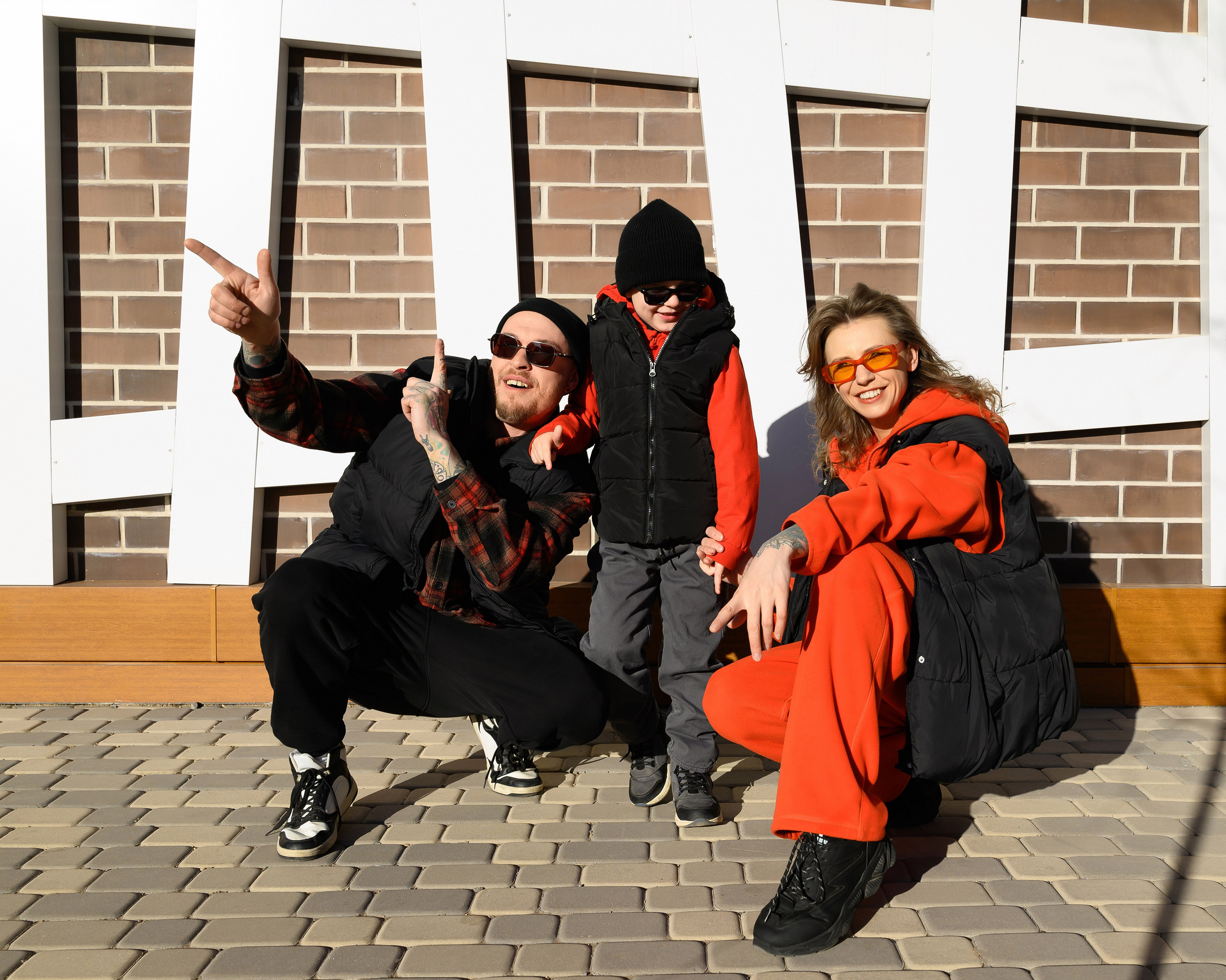 Семейная фотосессия во дворе дома.