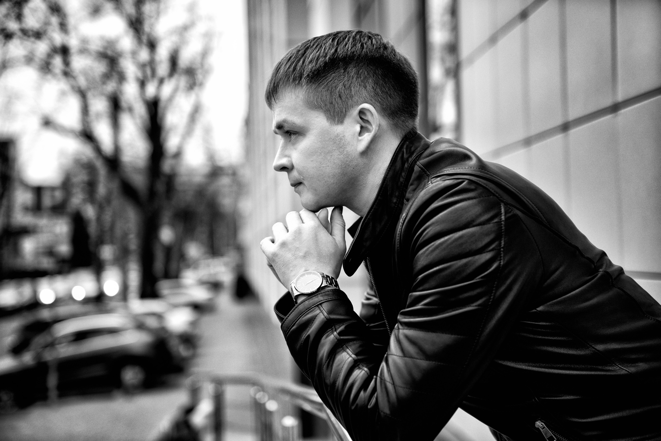 Черно-белый мужской портрет