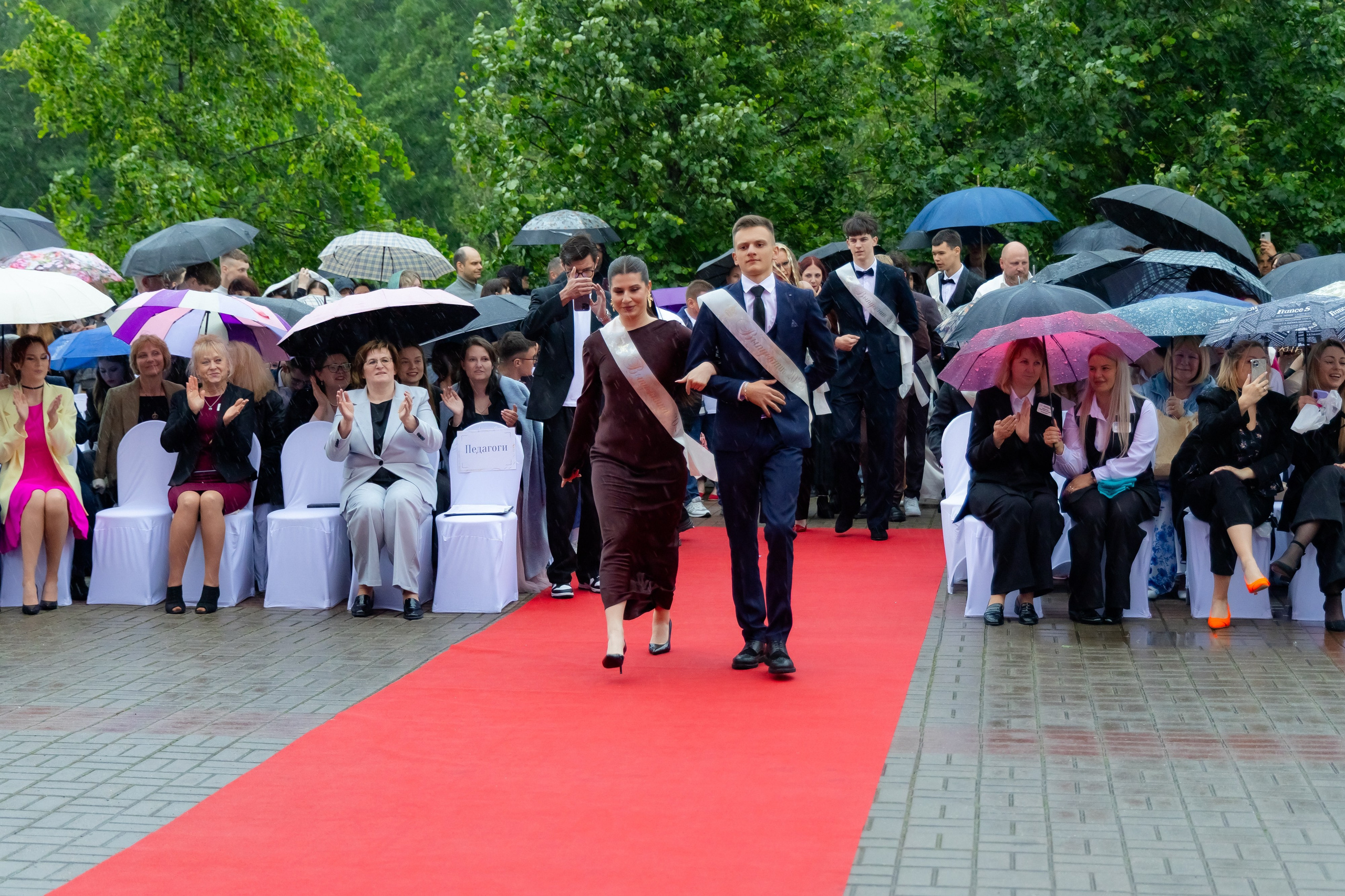 Школьный выпускной 2025 год в Минске, Беларуси. Свадебный фотограф в Минске/Беларуси Сергей Спиридонов