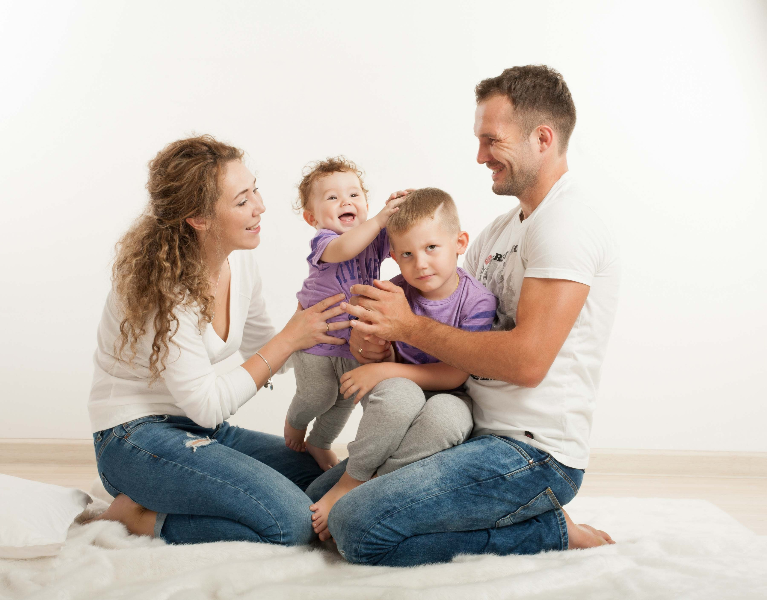 Семейный портрет Семьи Регины. Выездная съемка. Фотостудия Алматы. Семейная и детская фотостудия Family studio.Фотограф Алматы