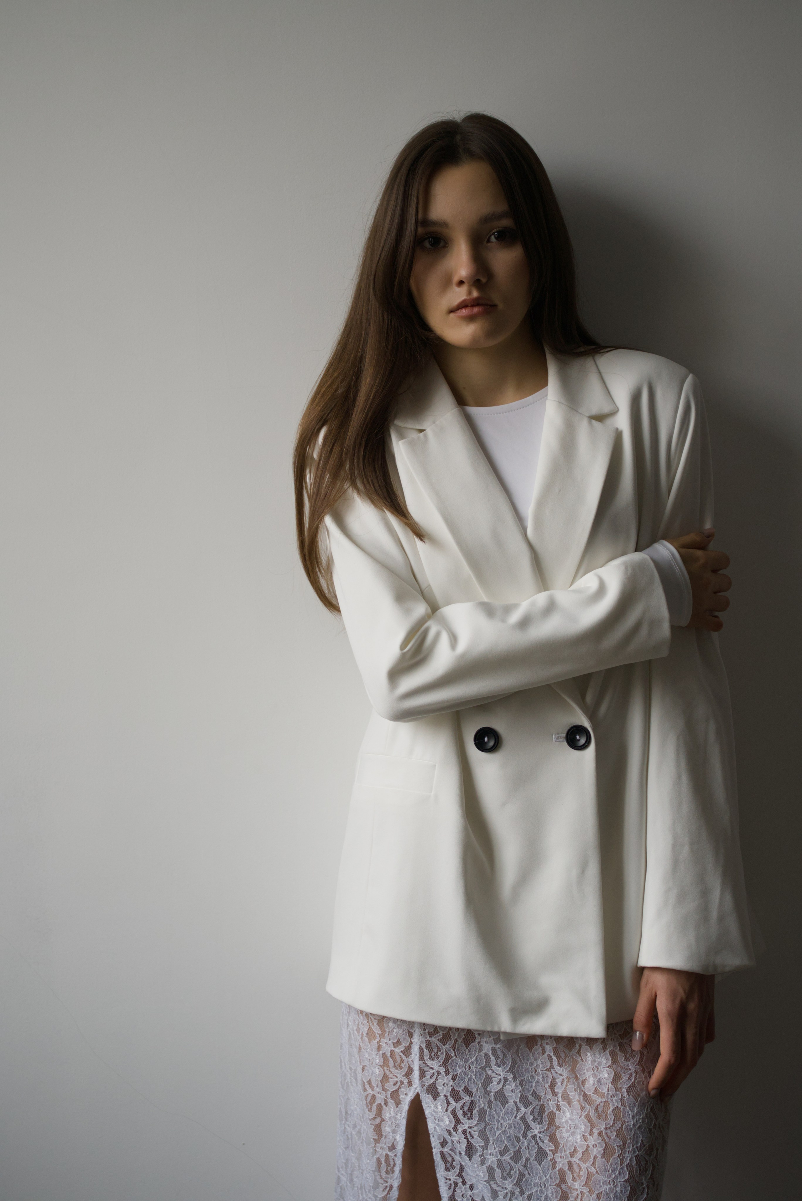 У окна в белом на белом. Мир глазами Саши Д