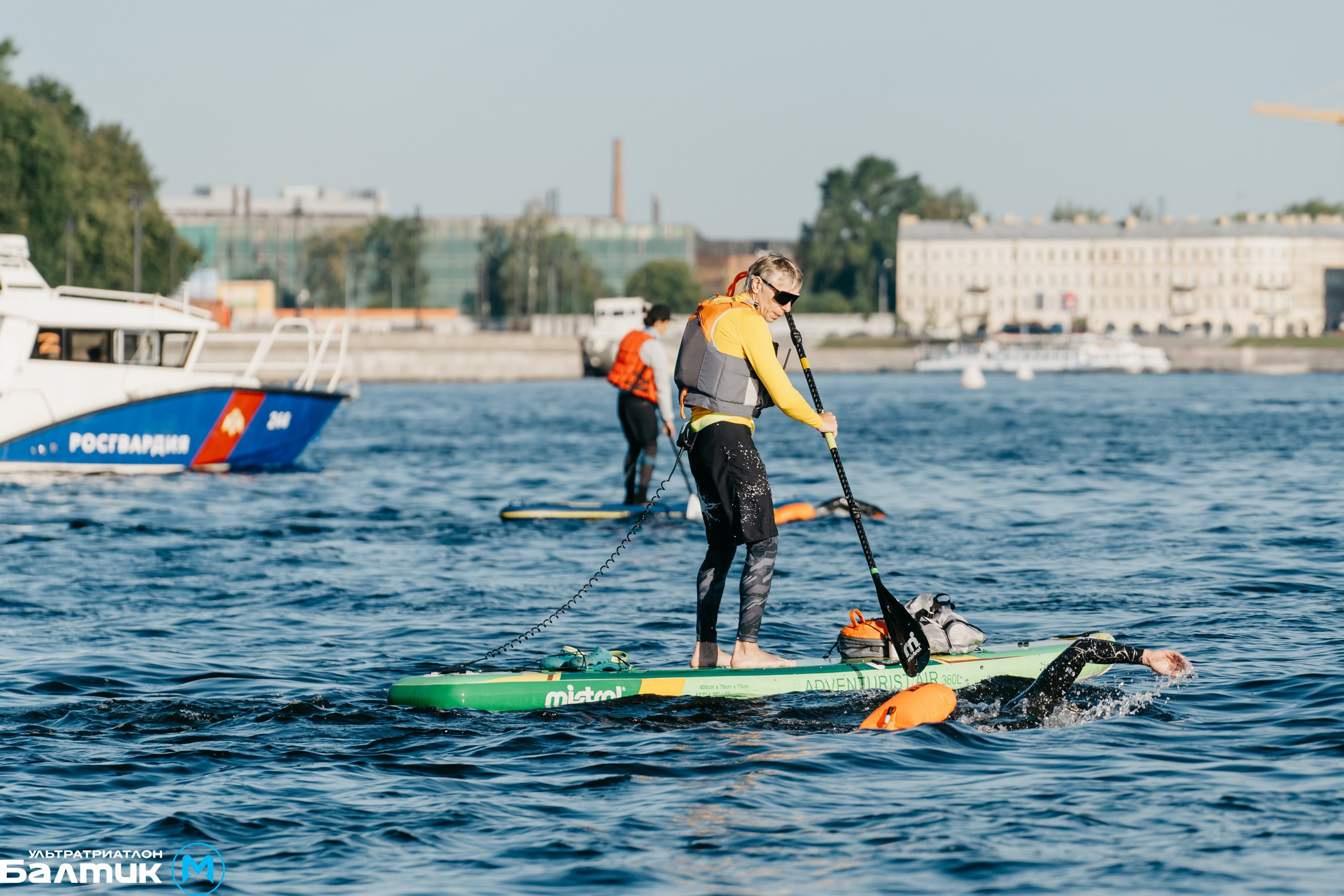 Макса легко было узнавать по зеленому сапу поддержки