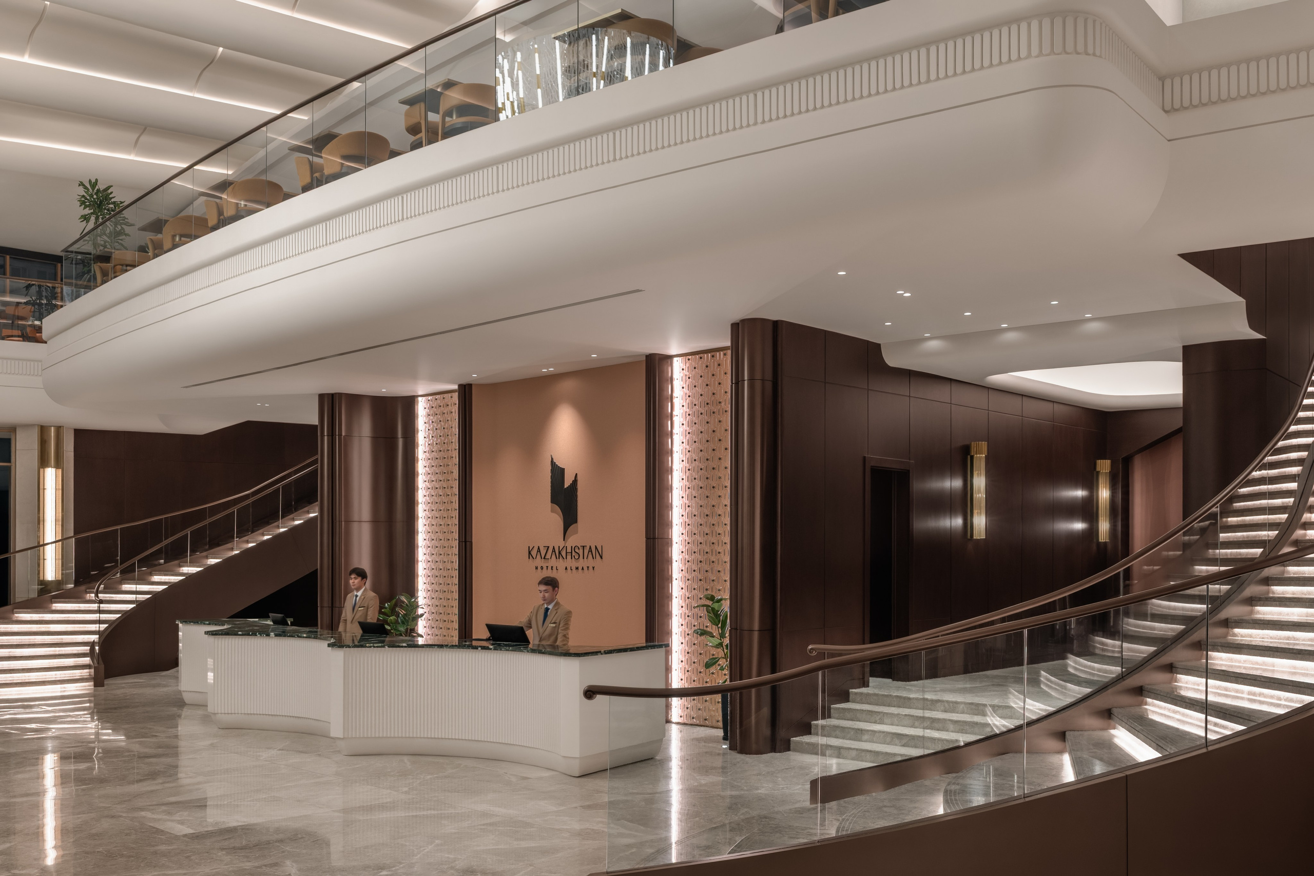 Современное лобби отеля Казахстан с лестницей и ресепшном в Алматы — интерьерная фотография