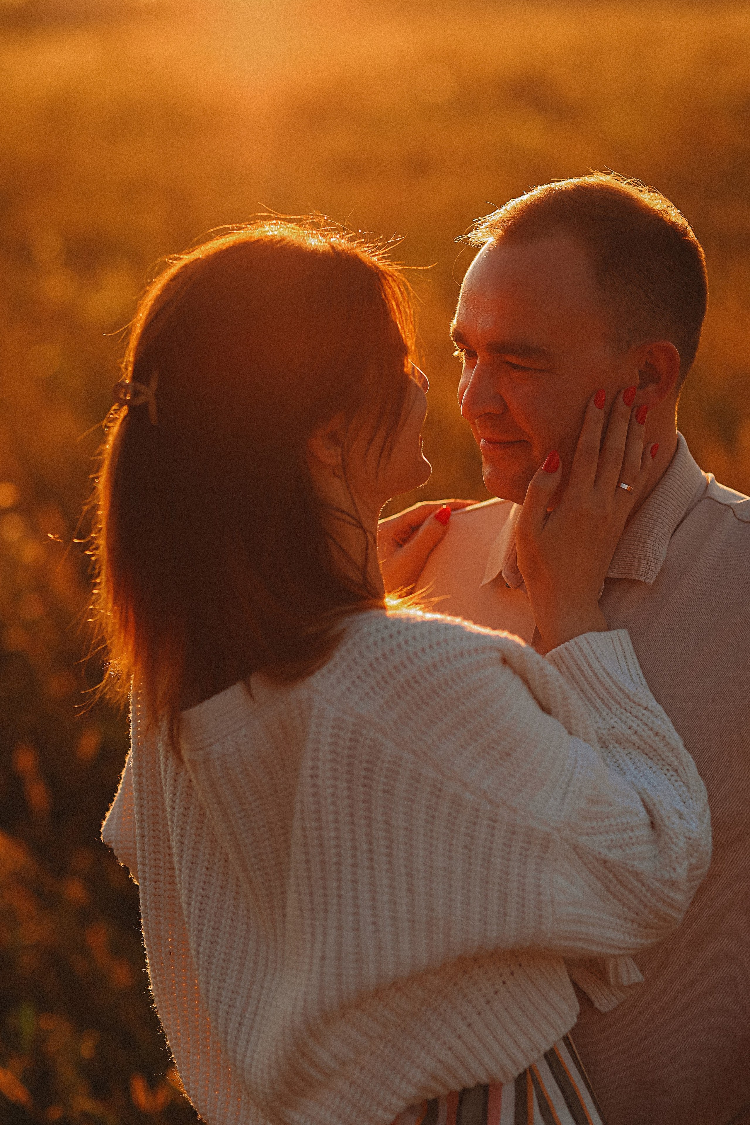 Поле love story на закате. Семейный фотограф Тюмень, фотограф на роды Салмина Мария