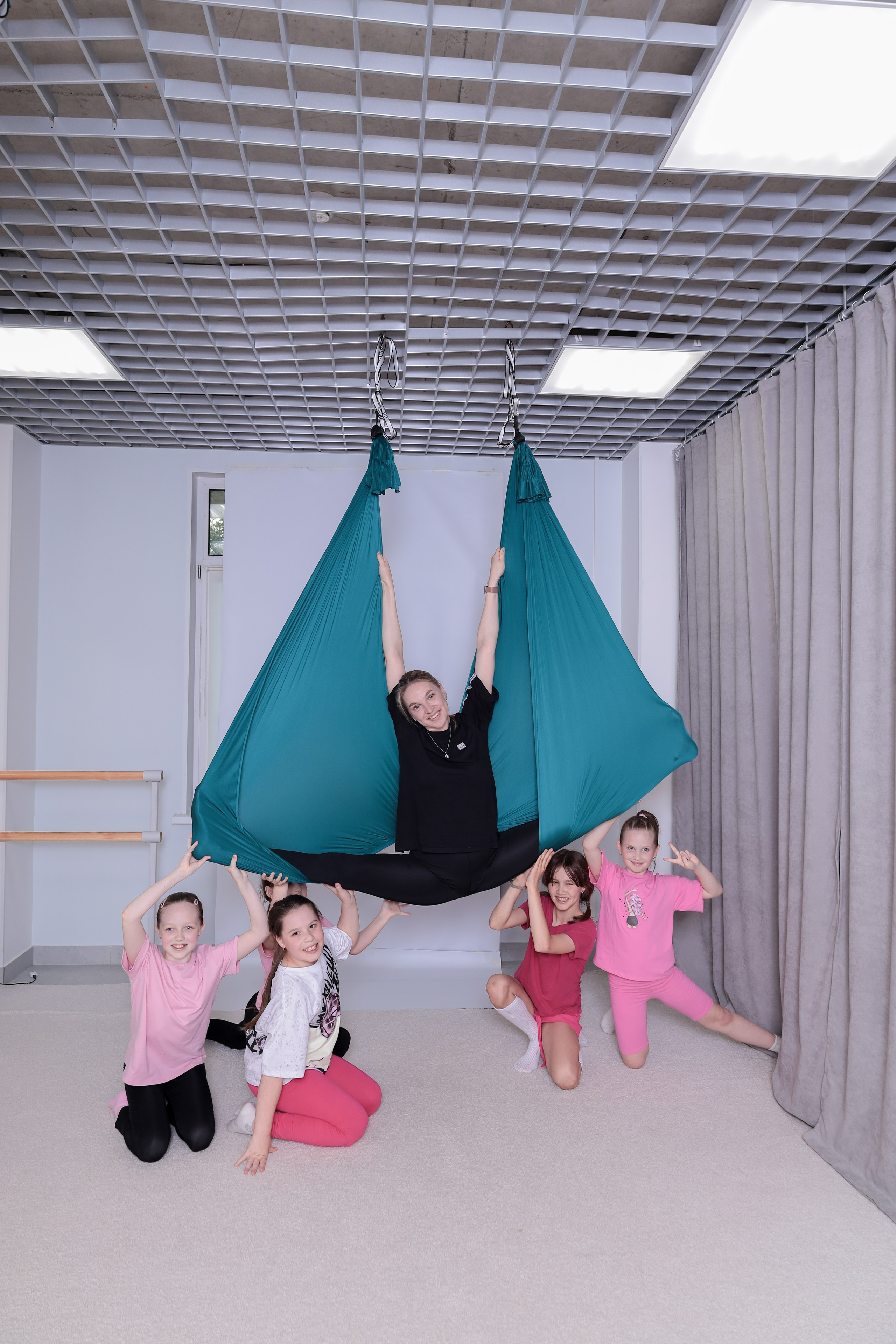 Детская аэройога. Фотограф Надршина Лилия