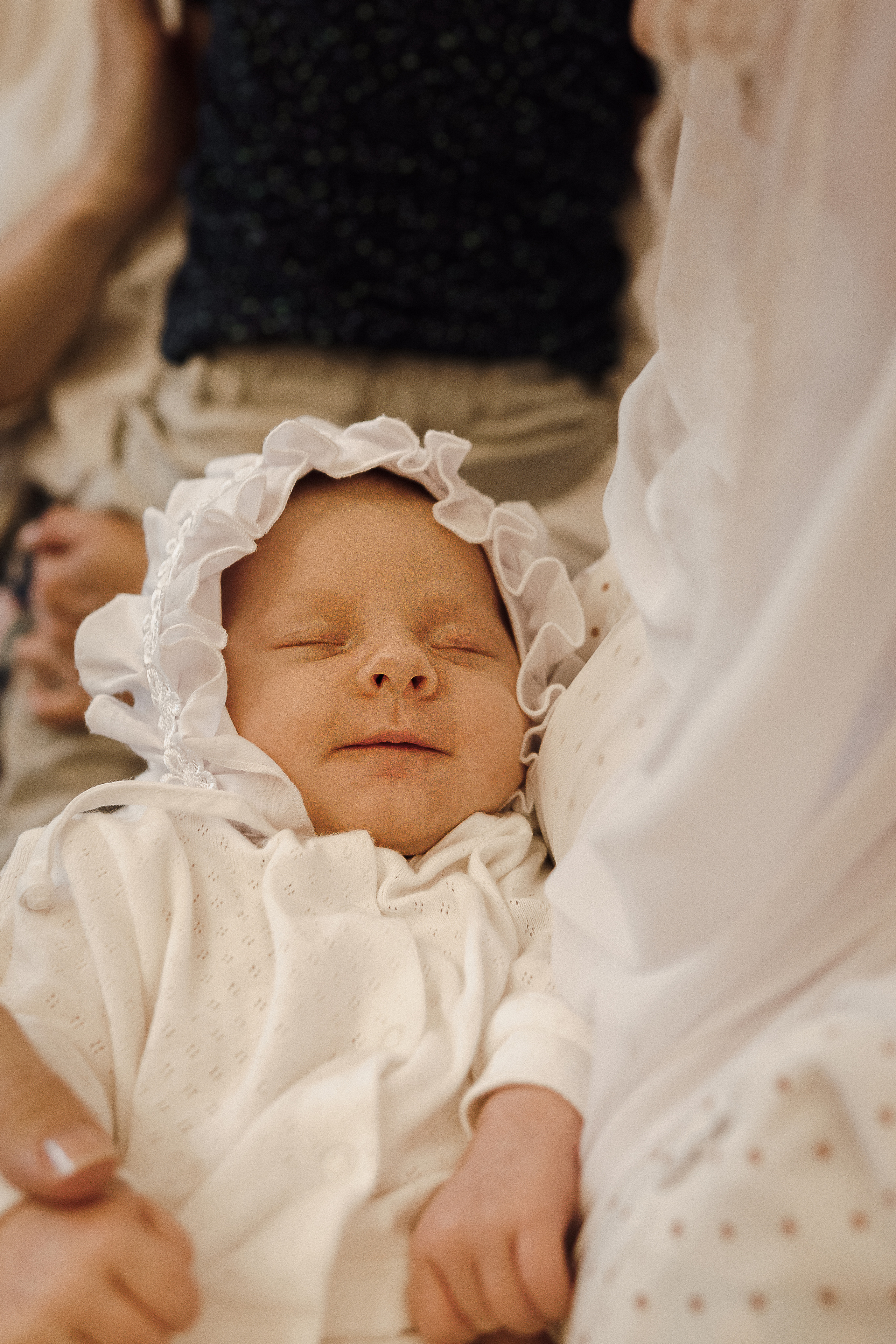 Портрет младенца в белом крестильном наряде. Красивые крестильные наборы в Воронеже. 
