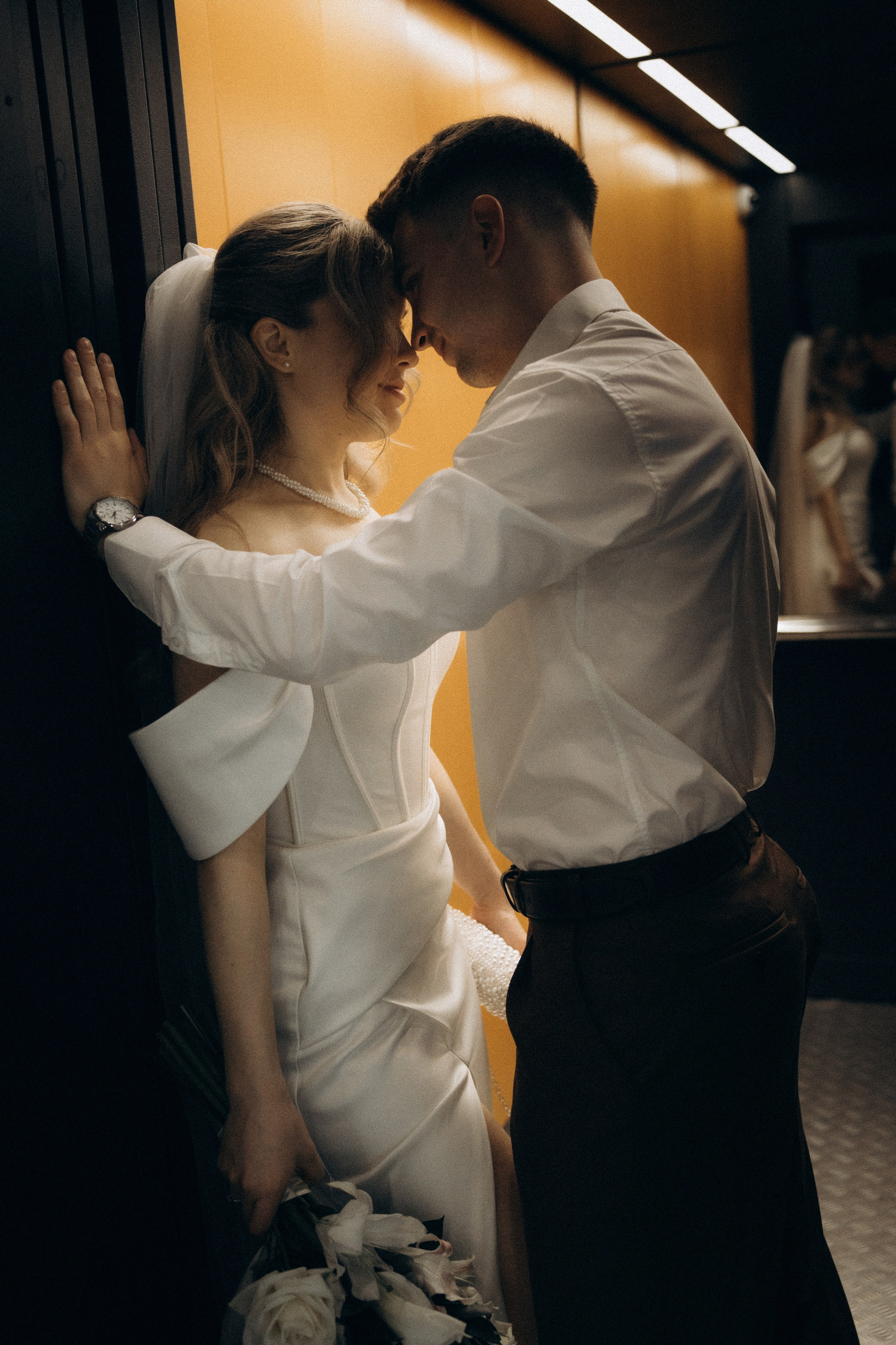 Свадебная фотосессия в стильном лифте элитного дома Москвы