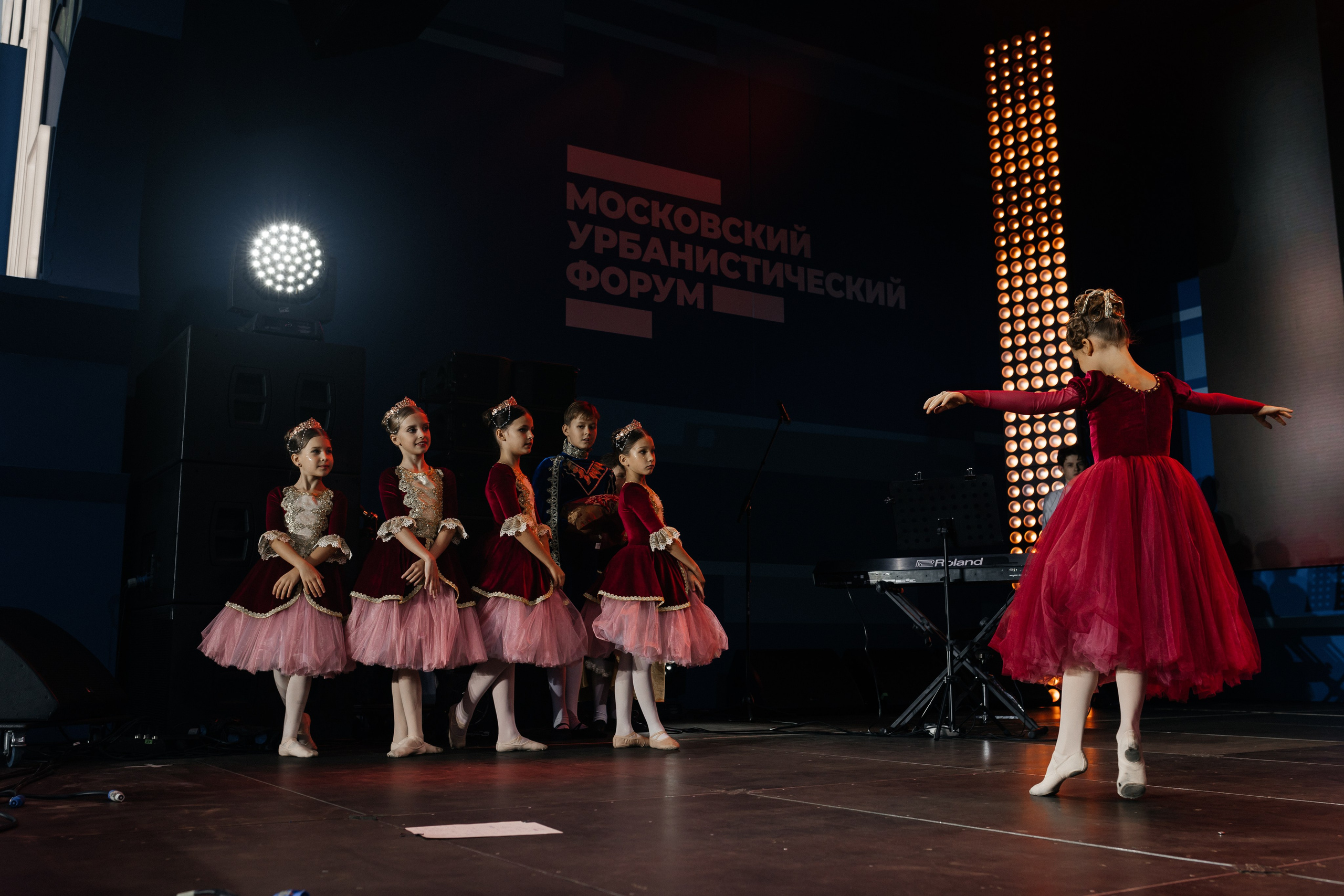 Московский урбанистический форум. Фонд Оксаны Фёдоровой. Ромео и Джульета. Фотограф Наталия Федосова, г. Москва. TG и Instagram @nataliya_raw