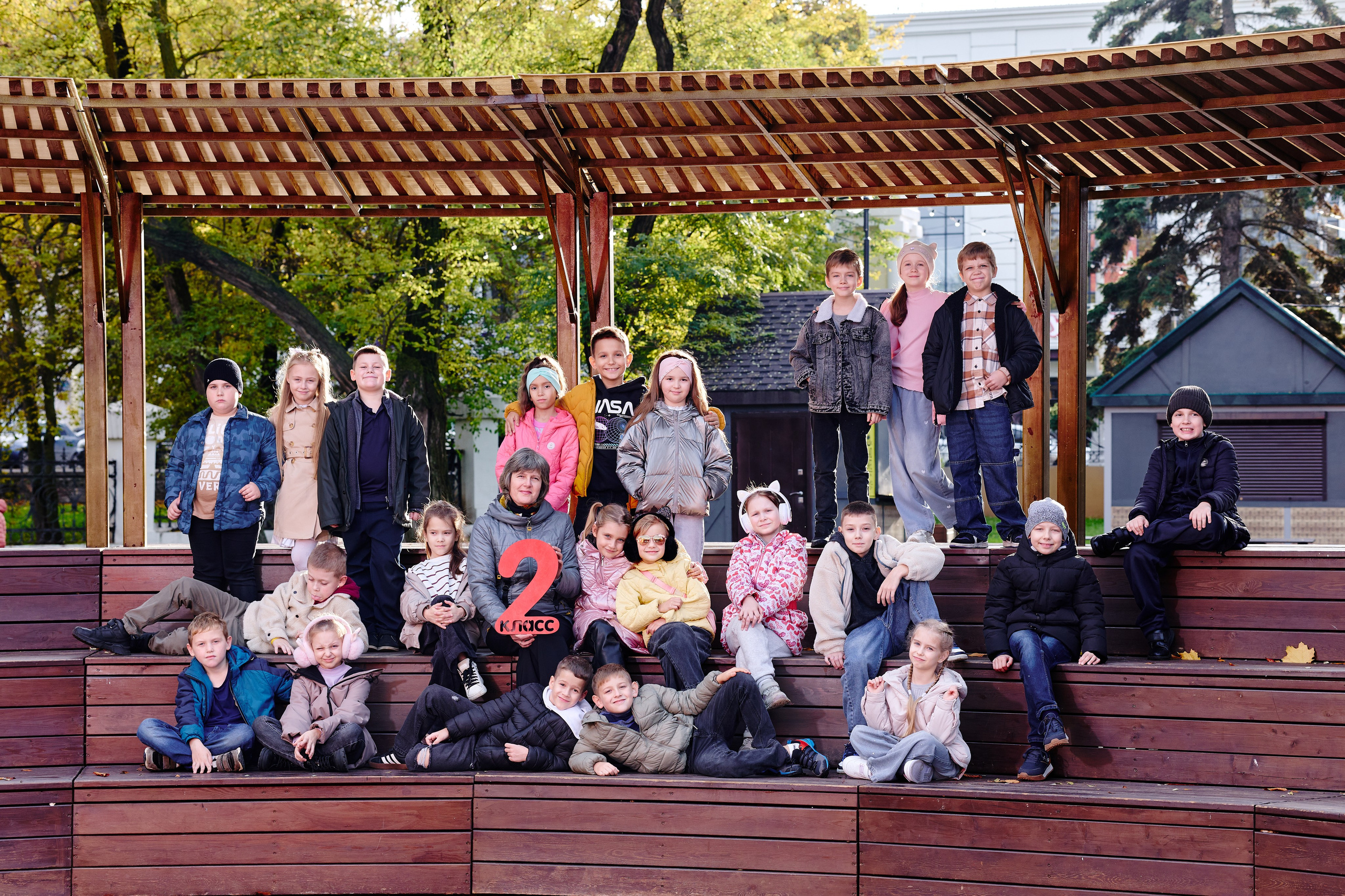 Прогулка в парке классом. Фотограф Выпускные альбомы Таганрог Сергей Коробченко