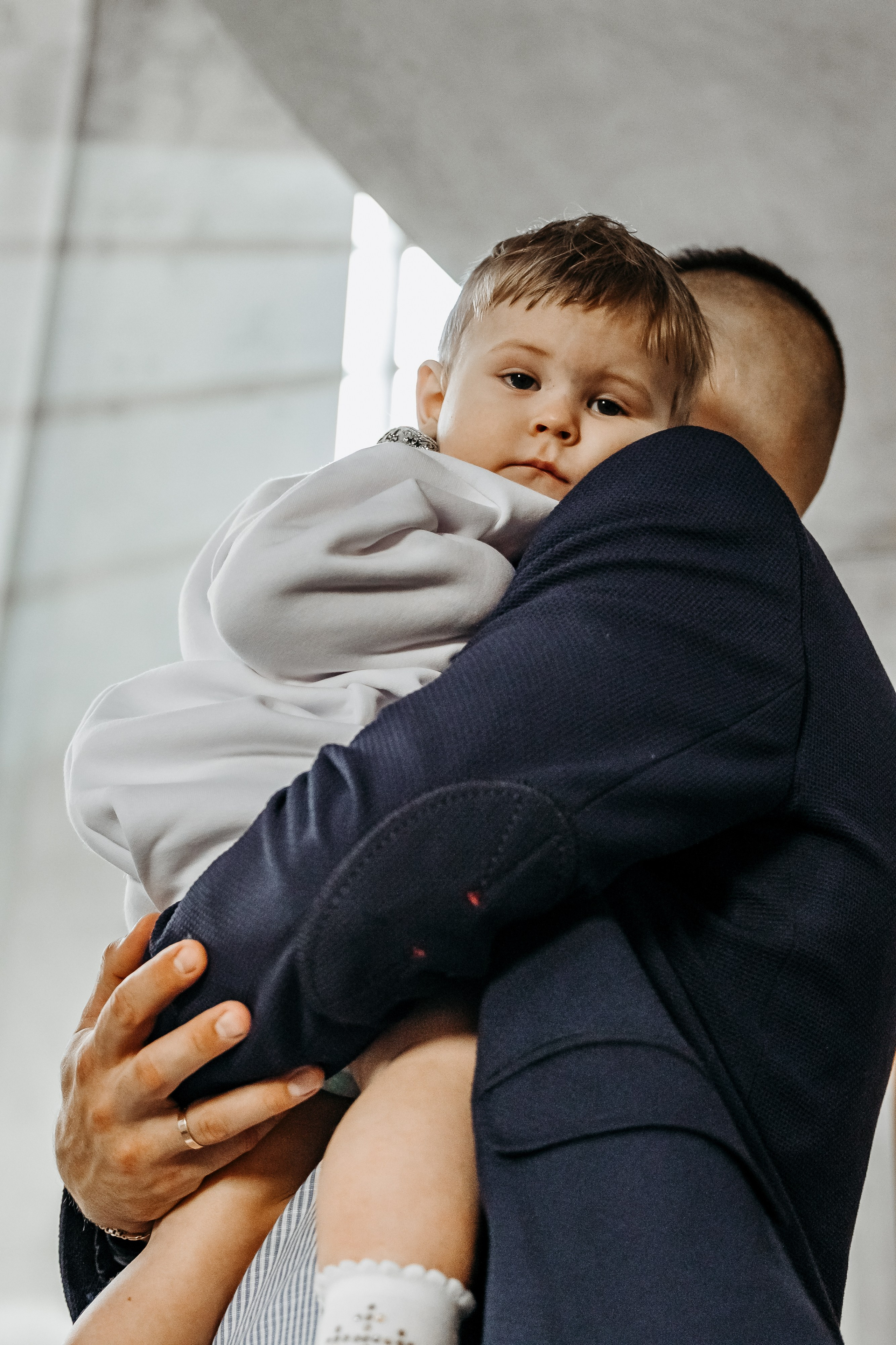 Теплое крещение: священное таинство в уютном храме с ароматом ладана