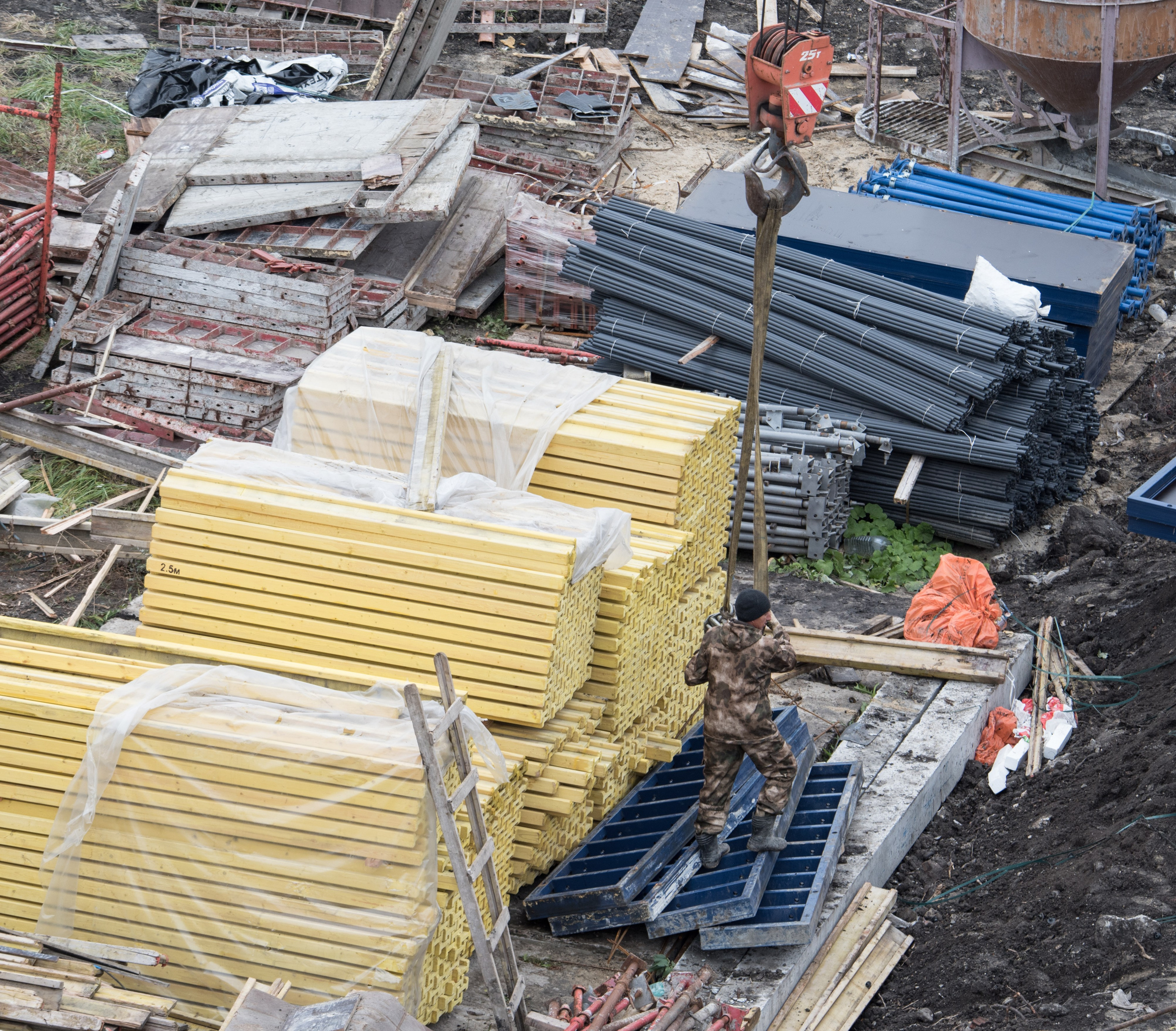 Фотография хранение строительного оборудования на площадке.
