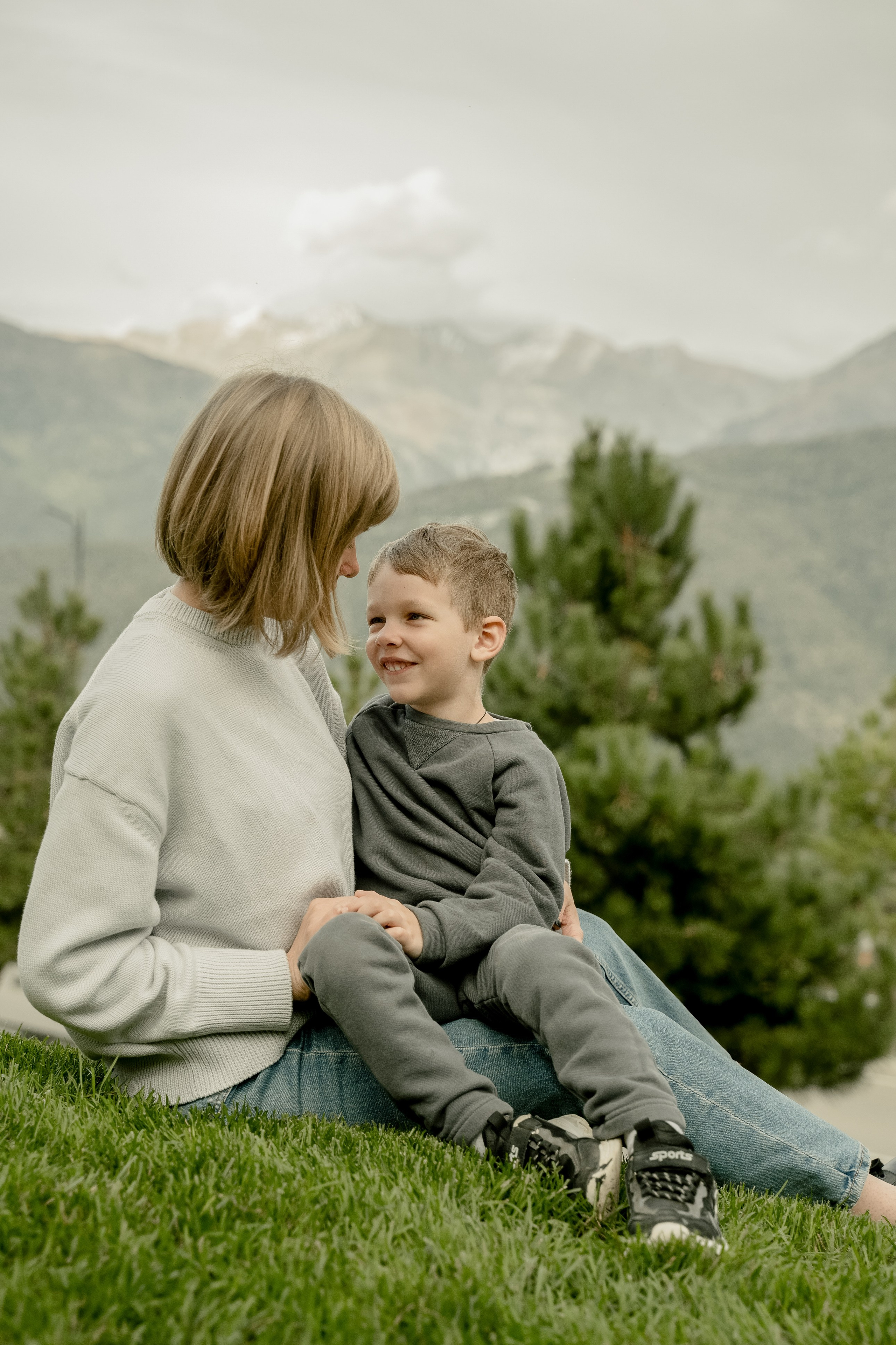 На фоне горы снимок мамы и ребенка