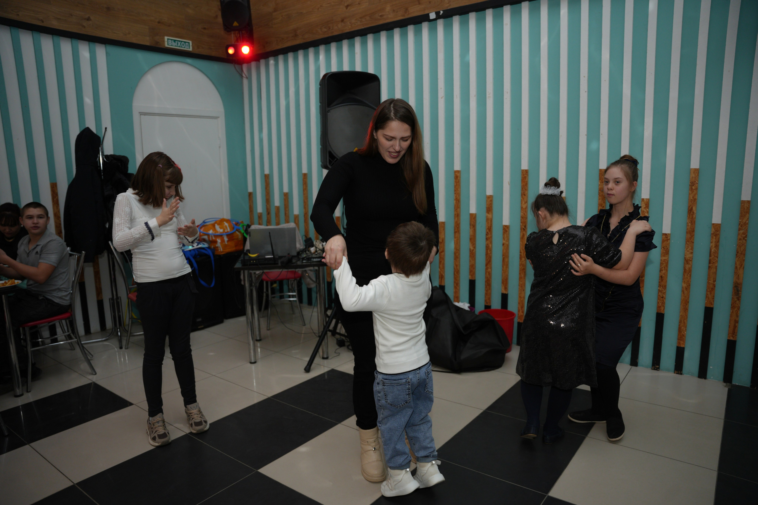 Социально —благотворительная акция «Ты в этом мире не один», посвященная Международному дню инвалидов. ВЫПУСКНЫЕ АЛЬБОМЫ, Школьный фотограф, семейный и свадебный в Саратове и области Ольга Плаксина