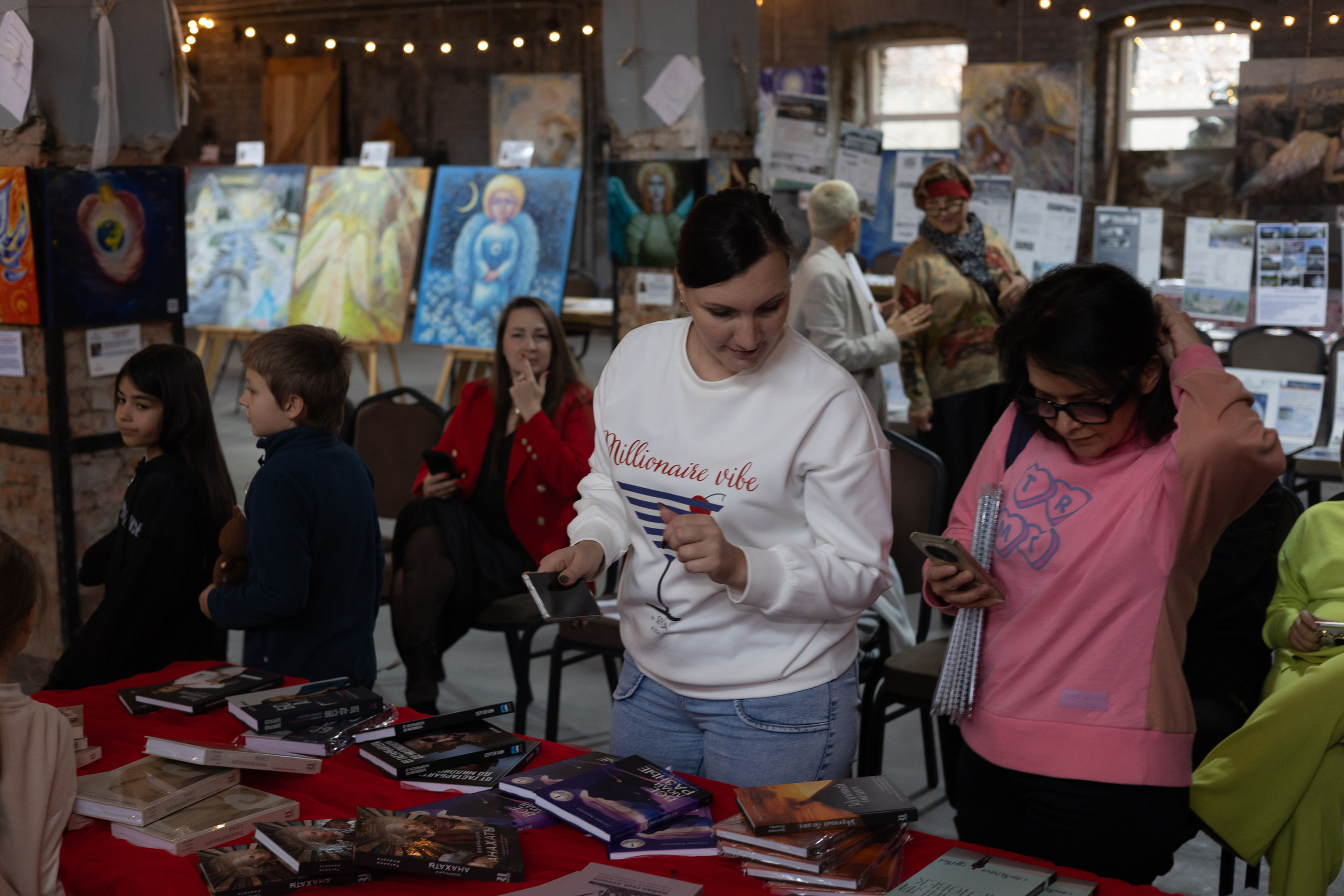 Выставка «АНГЕЛЫ МИРА». Фотограф Красноярск съемки лавстори, фотосессия в студии, портретная съемка, творческие фотосессии