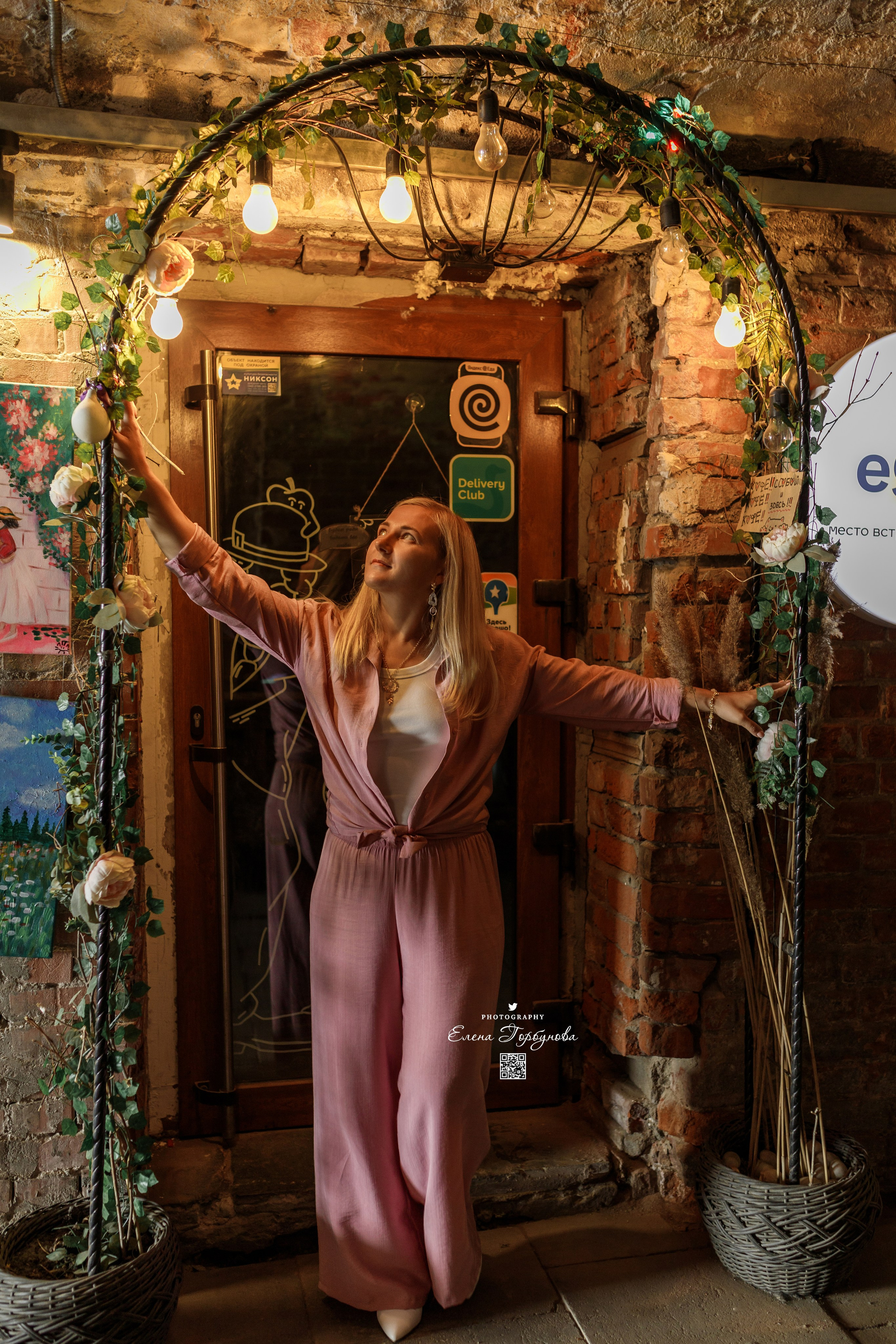 девушка в арке