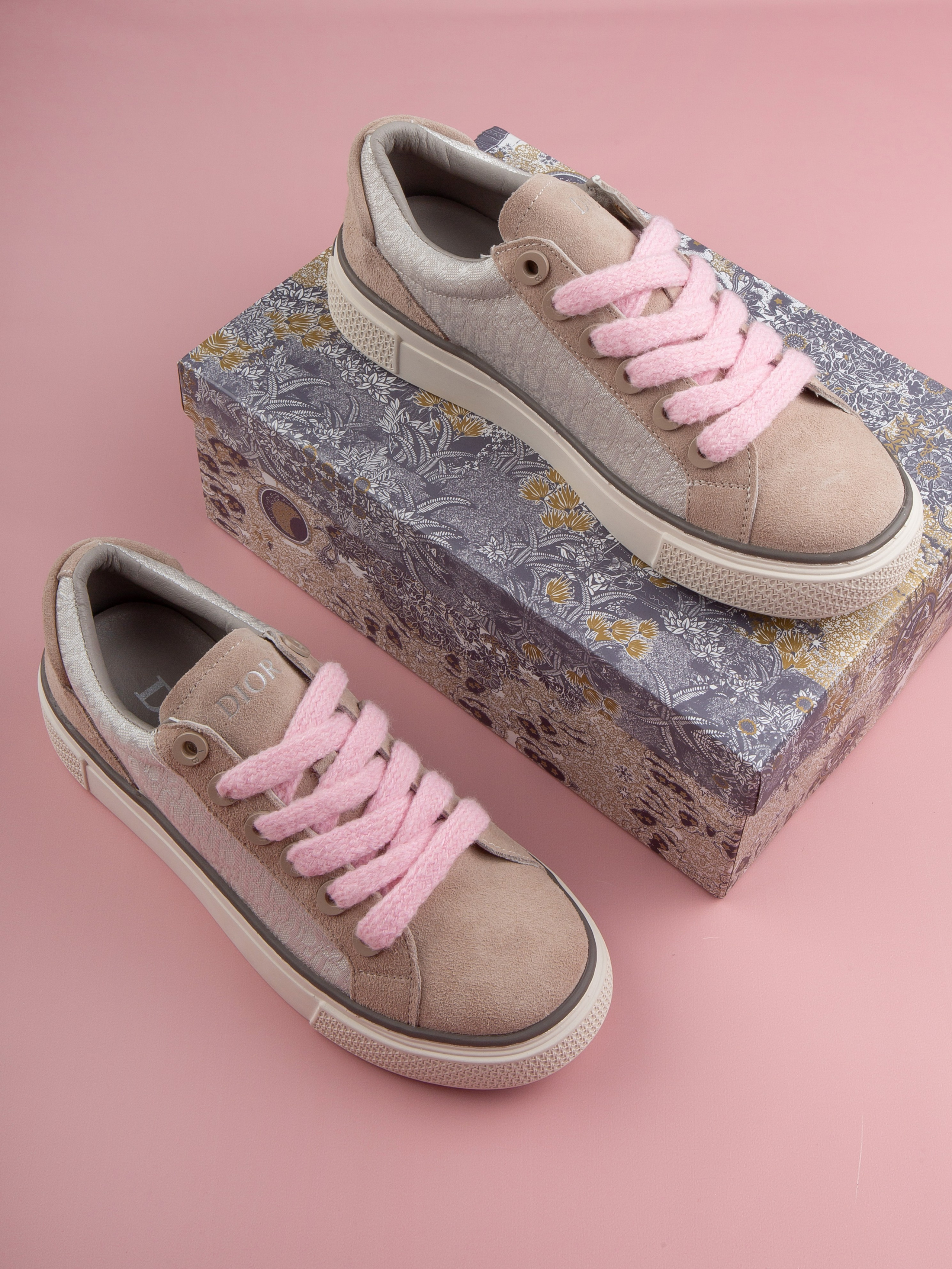 Обувь на цветных фонах. Фотограф Мария Кольцова