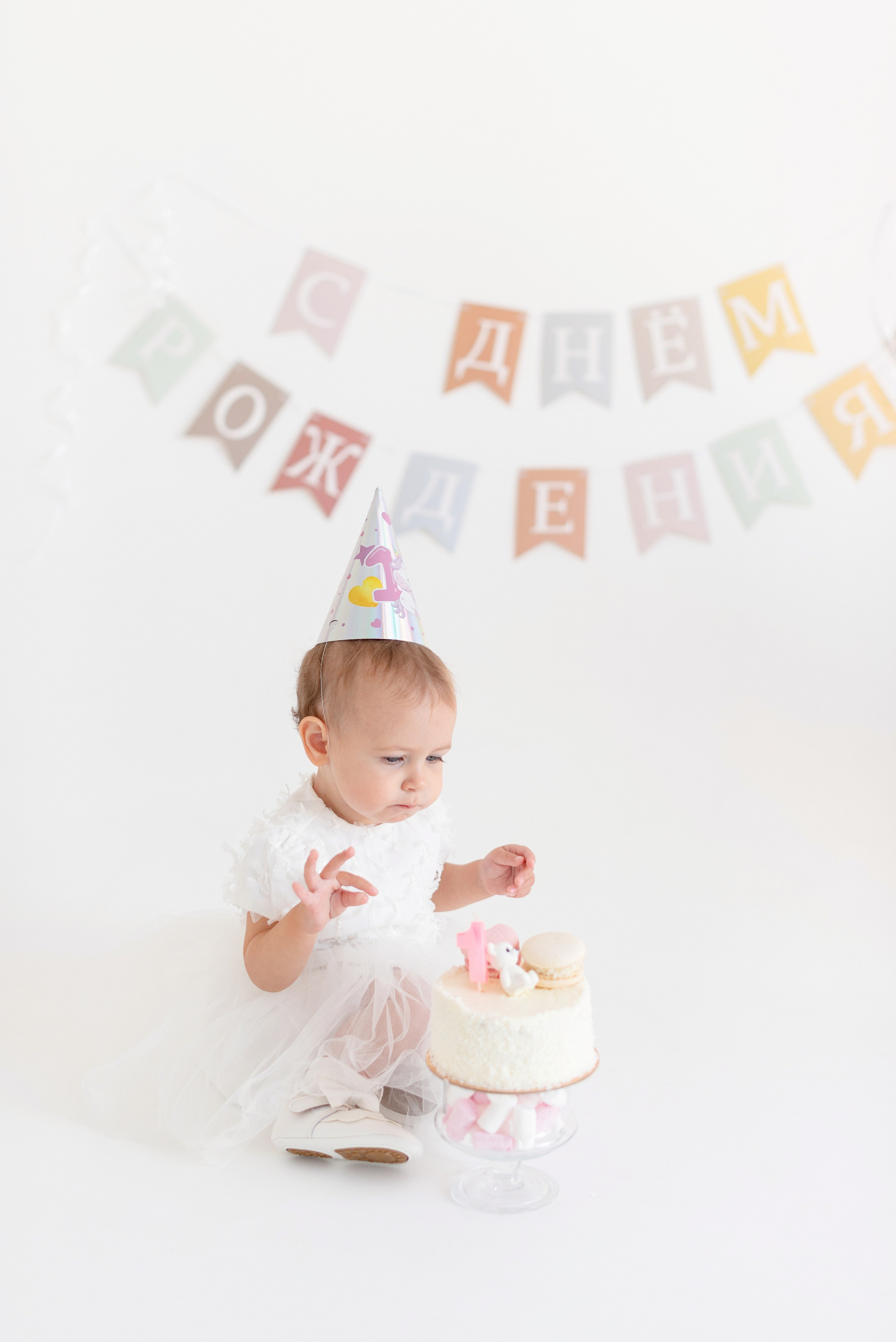Фотосессия дня рождения ребенка в фотостудии, торт, воздушные шары, мыльные пузыри, профессиональные детские фотографии в Сургуте и Нефтеюганске.