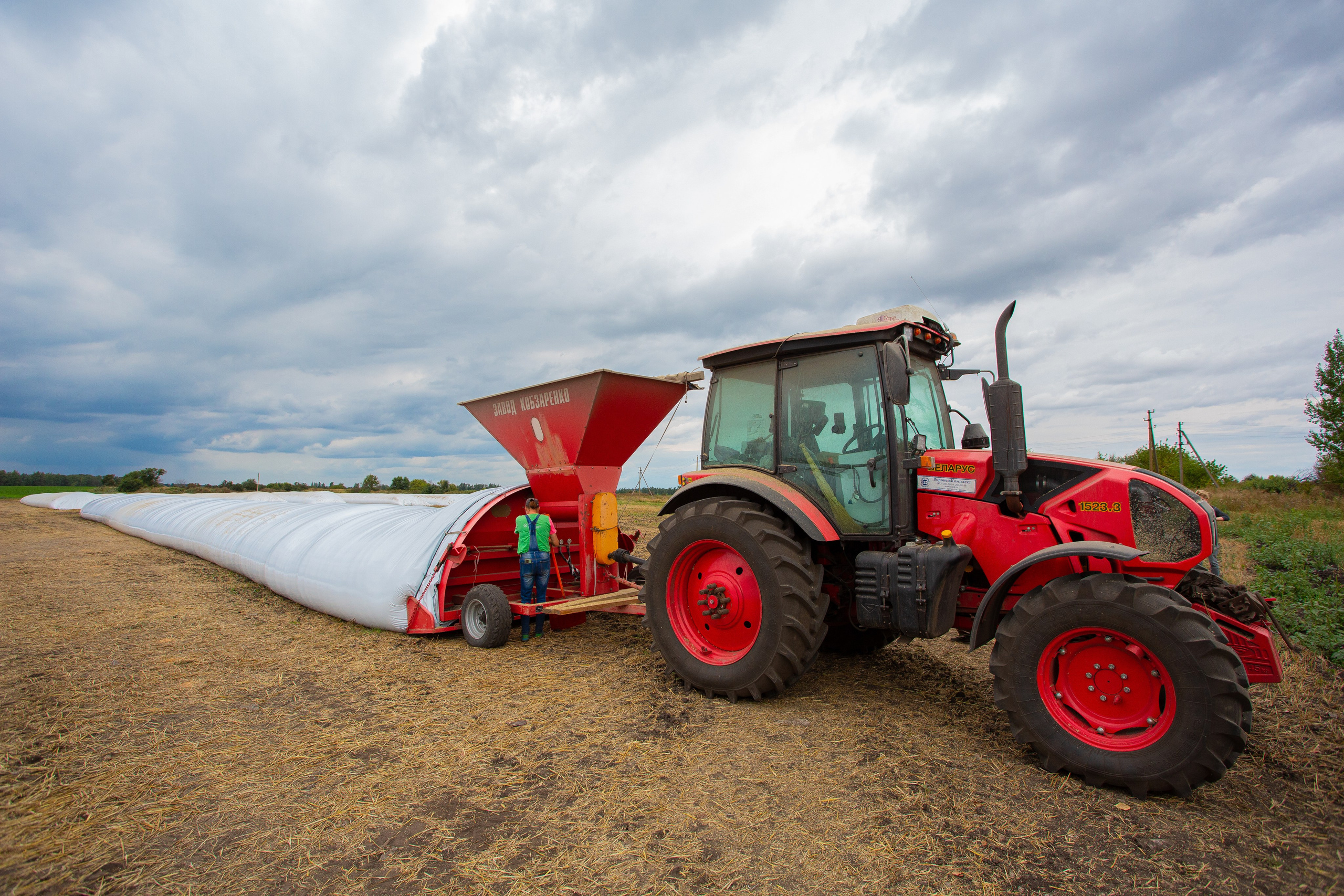 Зерно-упаковочная машина ЗПМ-180 загрузка пшеницы в рукава для хранения 