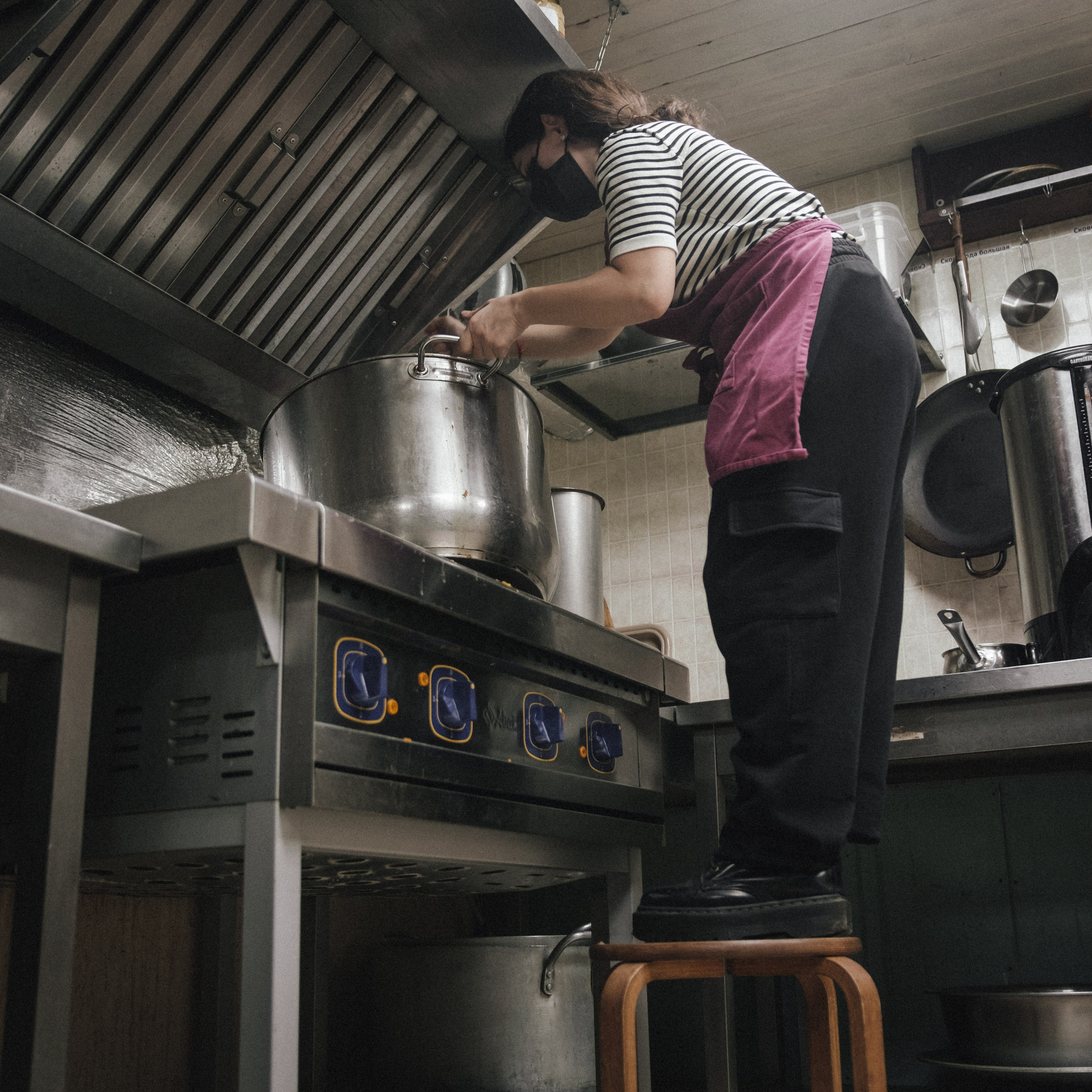 Снова готовка для кормления бездомных. Фотограф в Москве Максим Скоробогатов