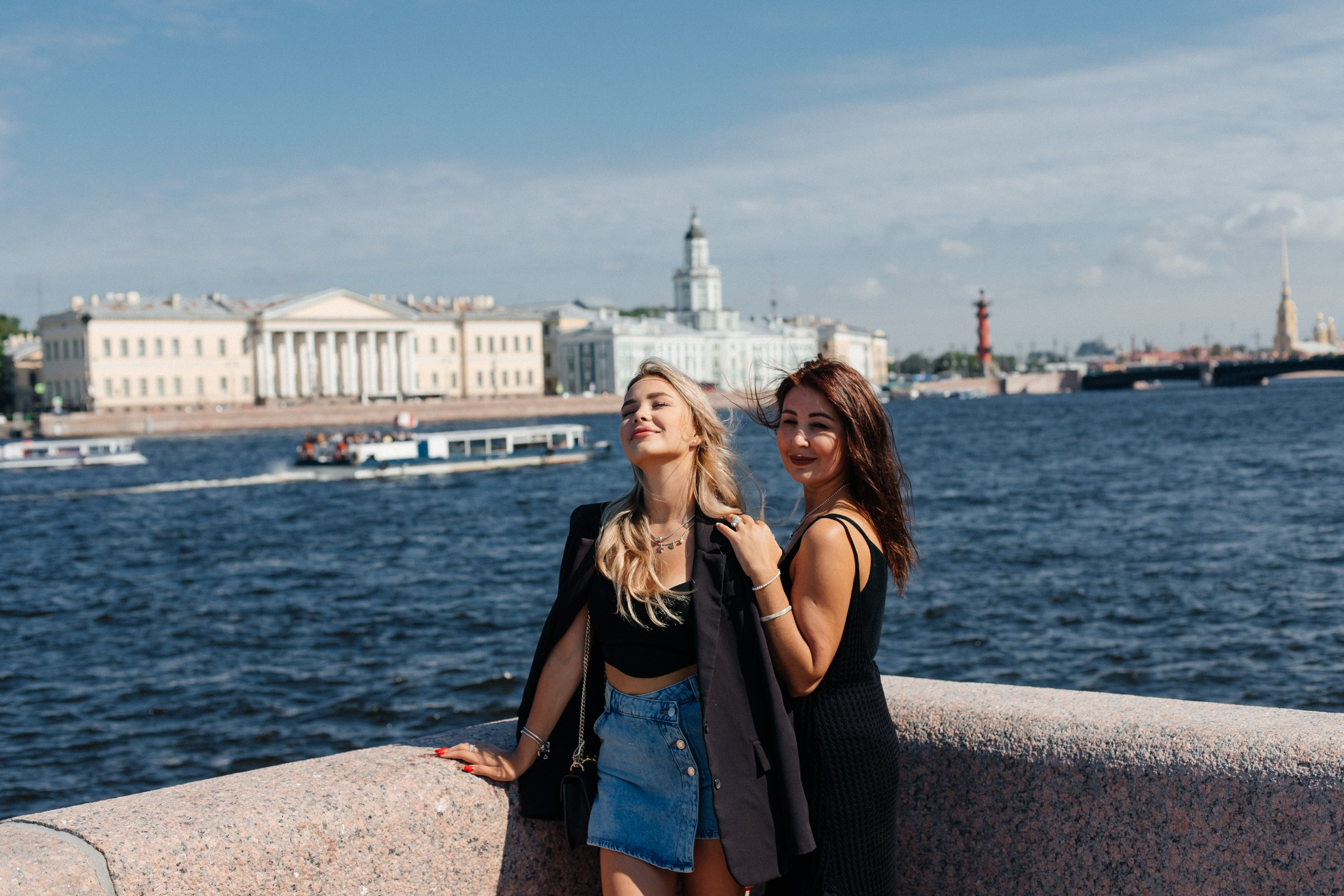 Василина с семьей в августе. Фотопрогулка в Петербурге. Индивидуальный и семейный фотограф в Санкт-Петербурге