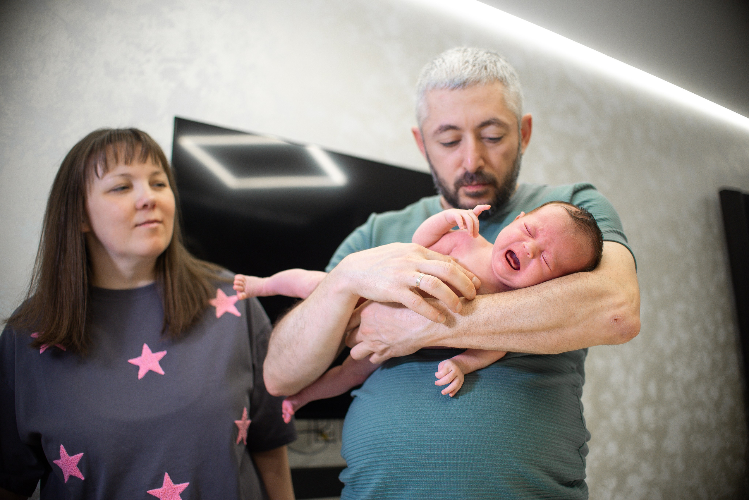 Крошка Манэ дома с родителями. Семейный фотограф на выписку из роддома и крещение Минск Настя Гришук