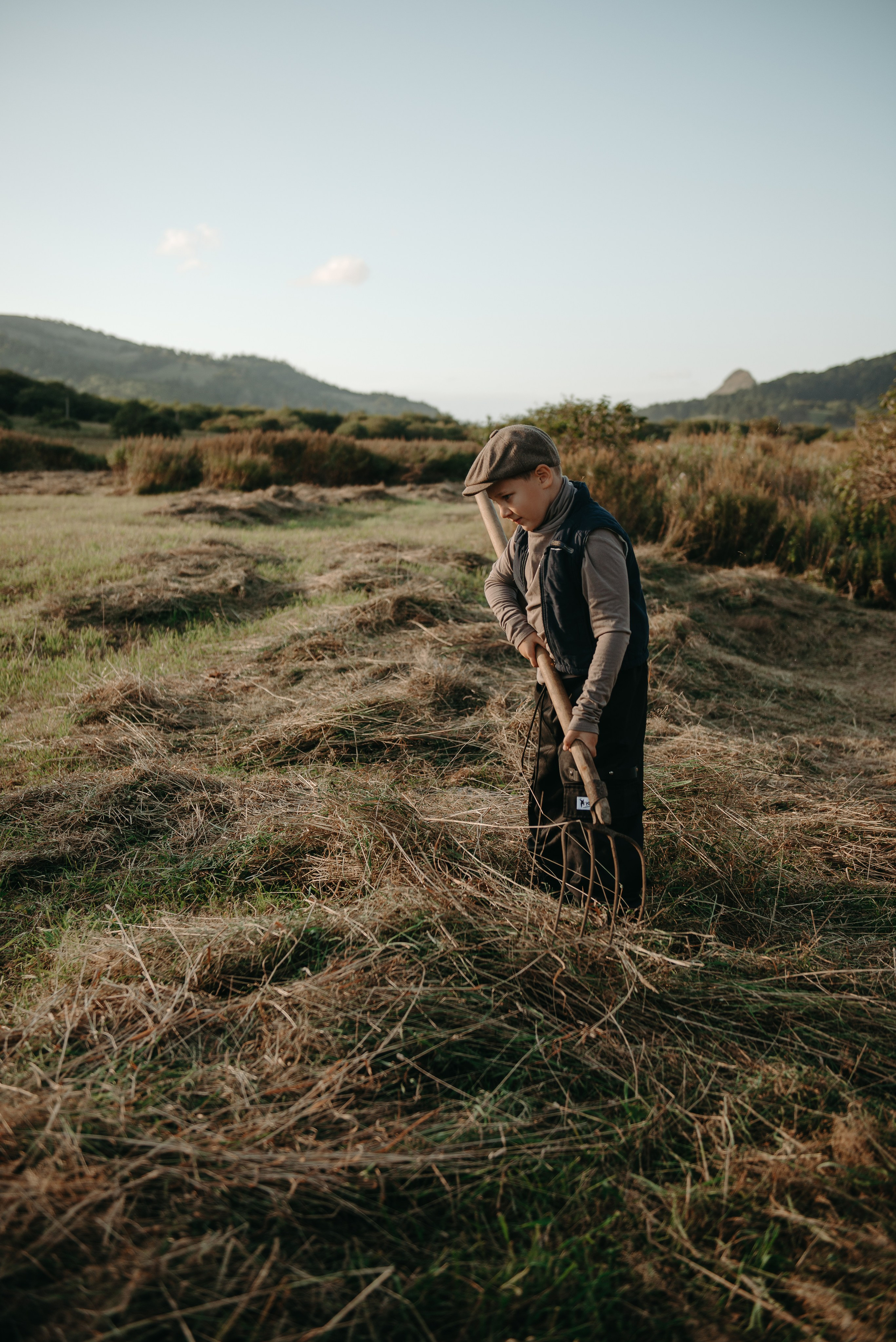 Дениска и Пелагея на сенокосе. Ирина Метелица фотограф на Шикотане