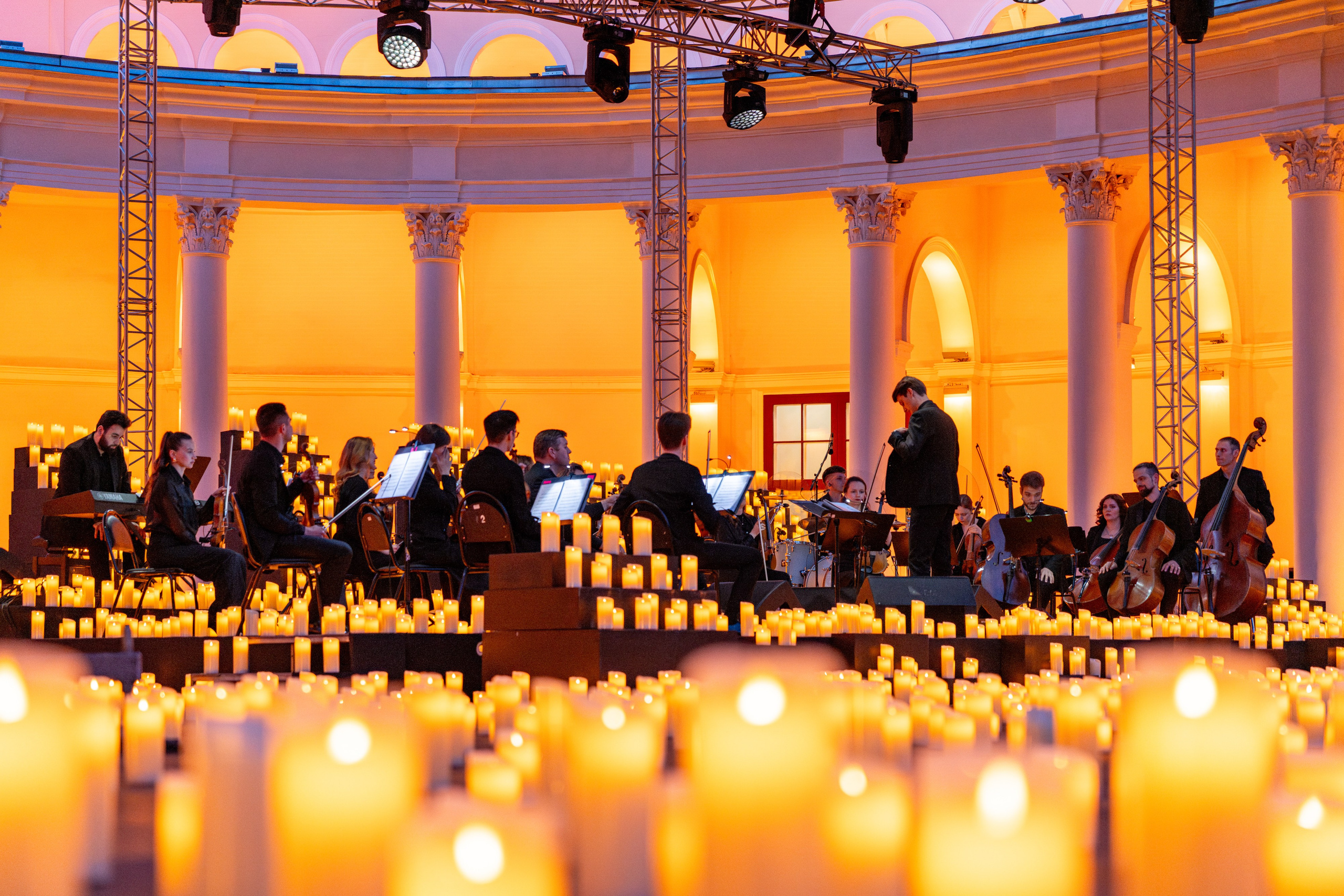 Симфонический оркестр Lumisfera при свечах. Фотограф Никита Комаров