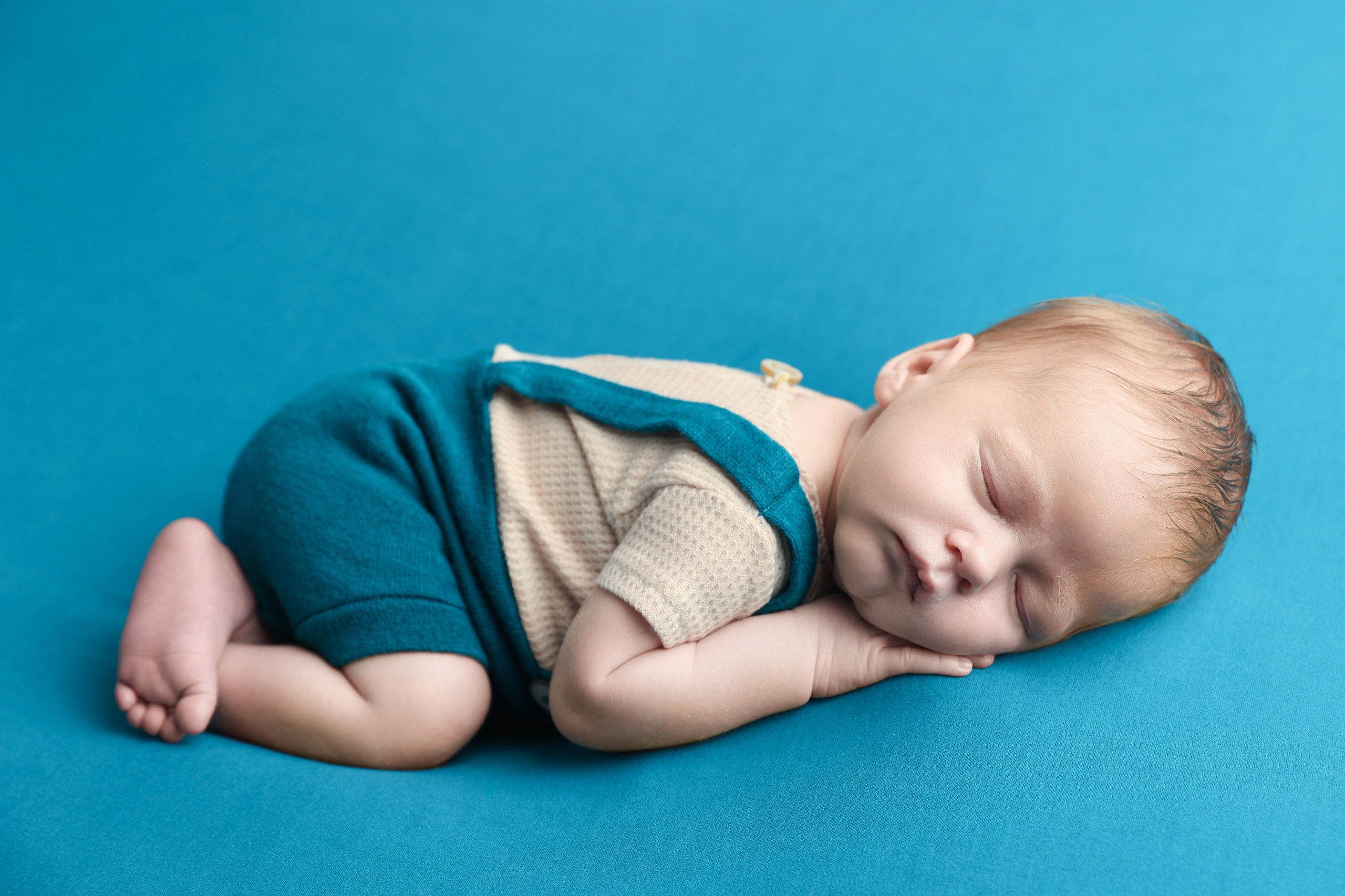 Здравствуйте, меня зовут Яна Страшкевич. Я фотограф новорождённых из Санкт-Петербурга