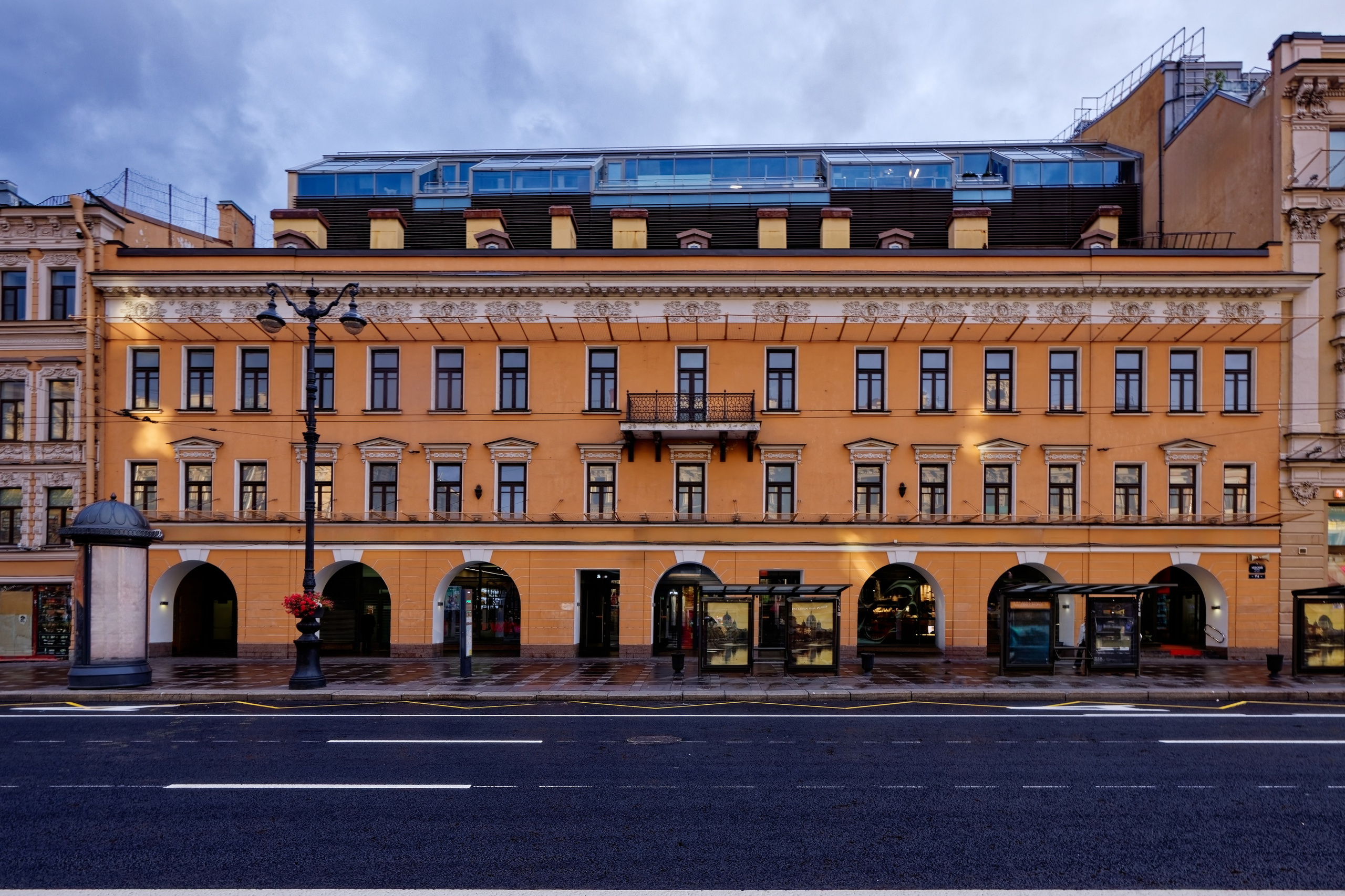 Санкт-Петербург, Невский проспект, дом 114. Дом Семьянова (Торговый дом "Невский центр"). 1828 год. Архитектор Петр Сильвестрович Пыльнев. Снесён. Воссоздан в 2010 году. Архитекторы Юрий Исаевич Земцов, Михаил Олегович Кондиайн. 