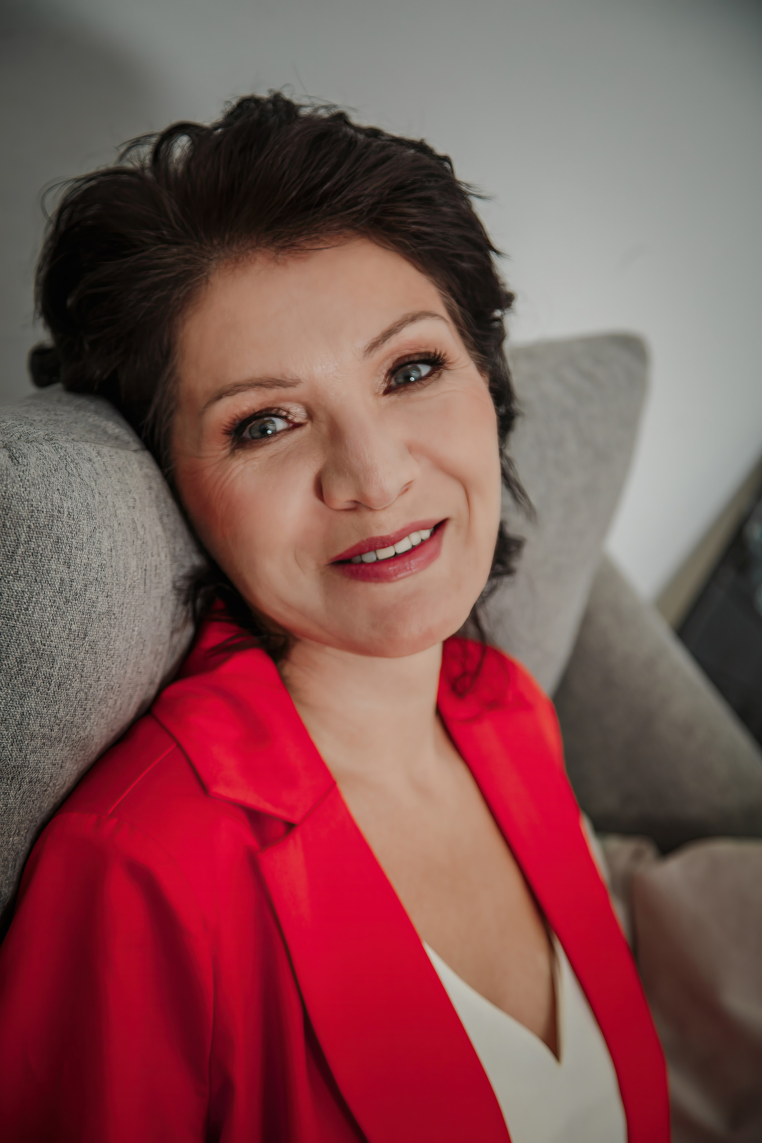 Женский коуч в светлой студии — брендовая фотосессия в Москве, Портрет женского коуча в деловом образе — фотосессия для личного бренда, Фотосессия для эксперта в офисной локации студии Москва, Женский коуч в повседневном образе — контент для соцсетей, Профессиональный бренд-фотограф в Москве — женский коуч, Образ женского коуча для сайта и продвижения в соцсетях, Разнообразные образы на брендовой фотосессии для эксперта, Светлая студия с офисными локациями — фотосессия для коуча, брендовая фотосессия для эксперта, фотосессия для женского коуча, бренд-фотограф Москва, фотосессия личный бренд, фотосессия для сайта, фотосессия для соцсетей, фотосессия для продвижения, фотосессия в студии Москва, фотосессия для эксперта Москва, профессиональная фотосессия для коуча. Катерина Сысуева, Рина Сысуева, rina_sphoto