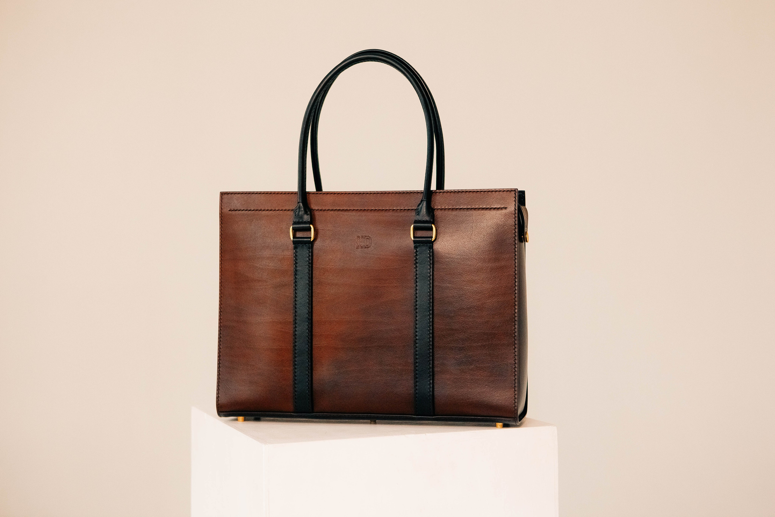 Анна Гречаная и изделие Дана Настаса 💼. Фотограф Ольга Крукле