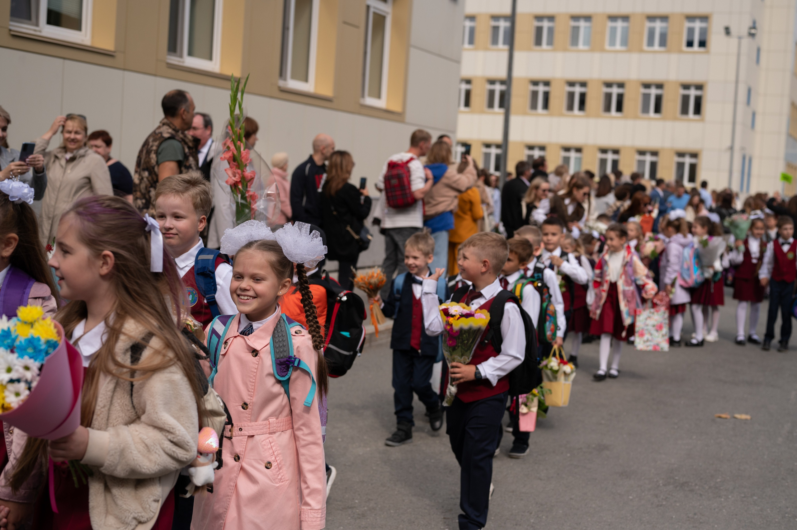 1 сентября 16 гимназия 2 класс (линейка + в классе+ на улице). Фотограф новорожденных, семейный детский в Тюмени Татьяна Морозова
