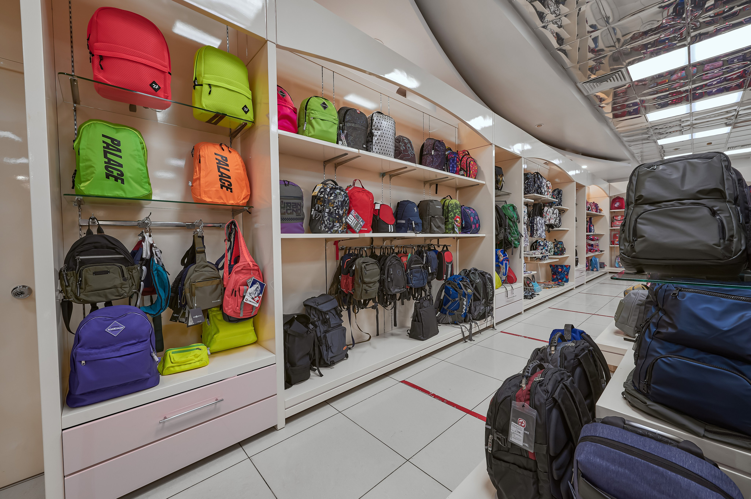 Портфолио по интерьерной и экстерьерной фотосъёмки: Мир Сумок — Правый берег. Фотограф Яковлев Роман — Красноярск