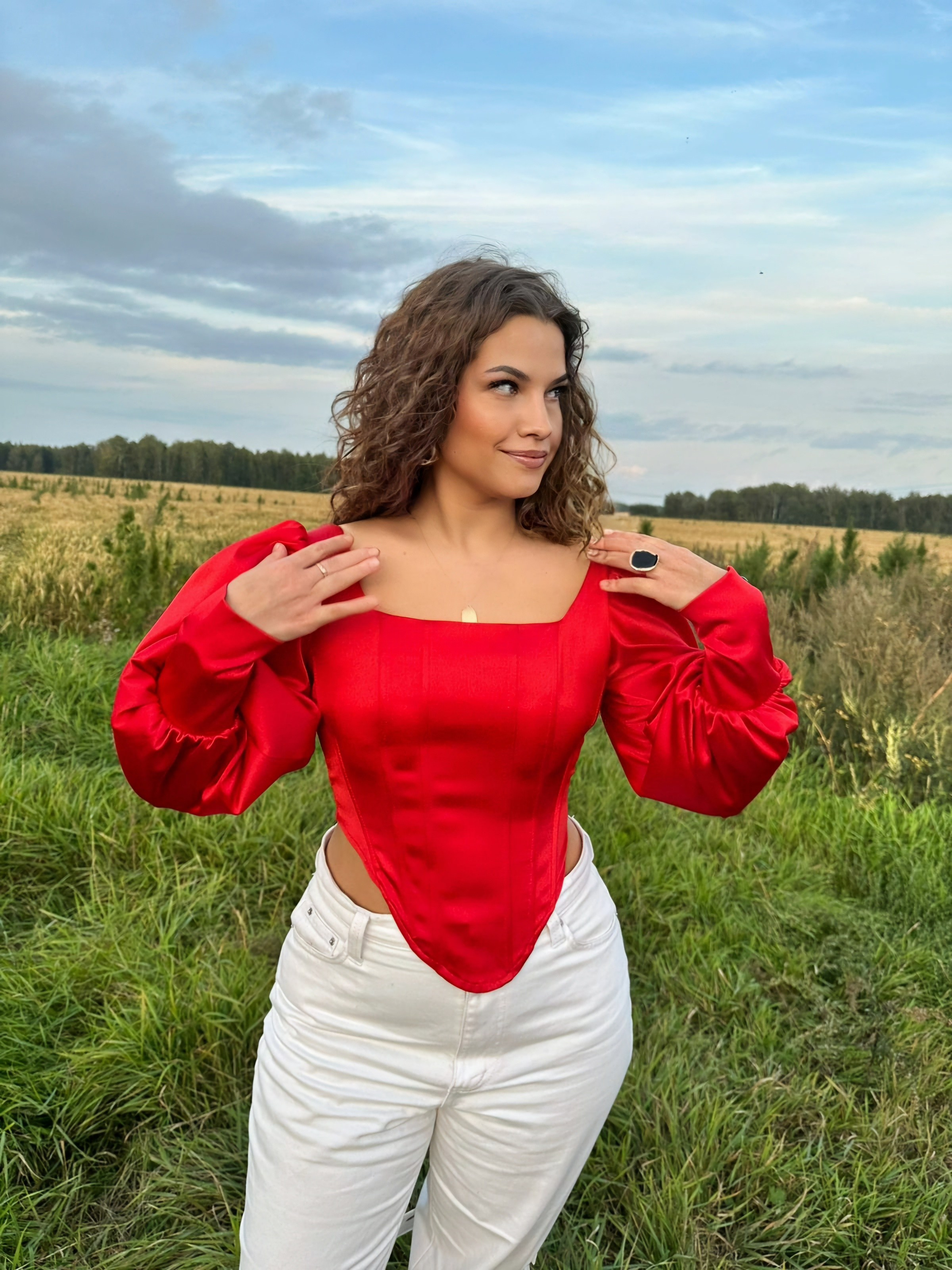 Красный корсет с длинными рукавами. Туры на Байкал с фотографом под ключ. Фотосессии на Ольхоне