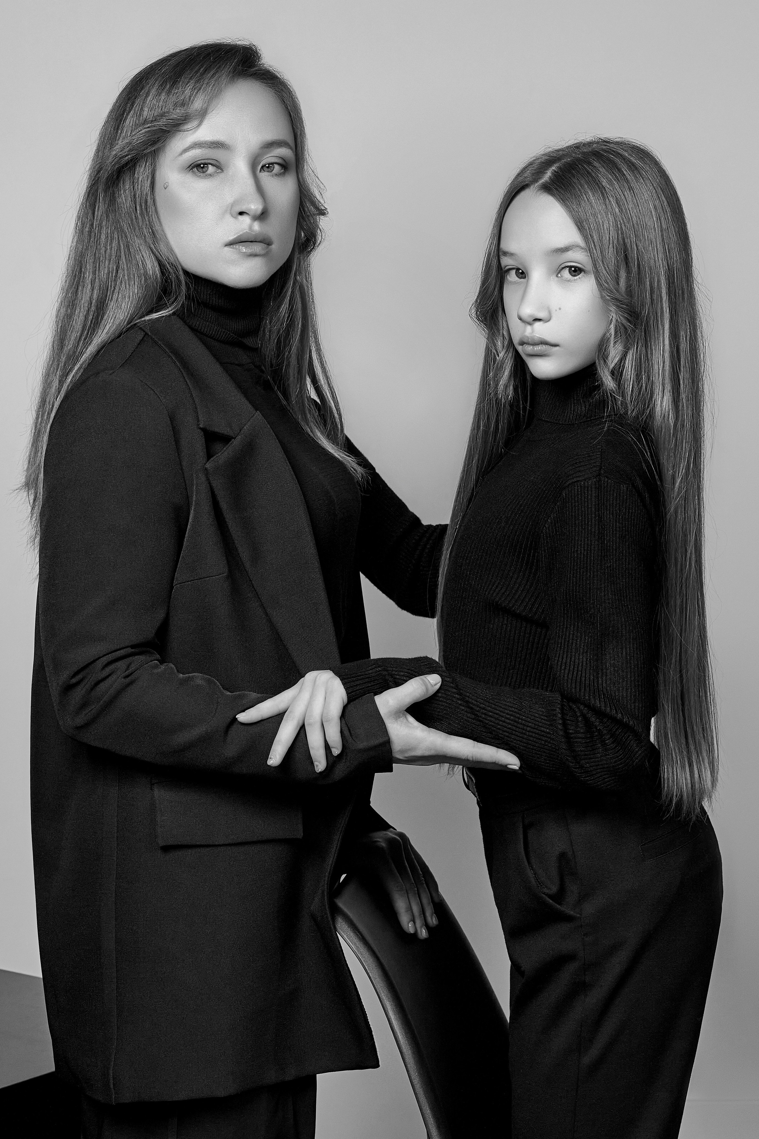 Студийная стильная съёмка матери и дочери