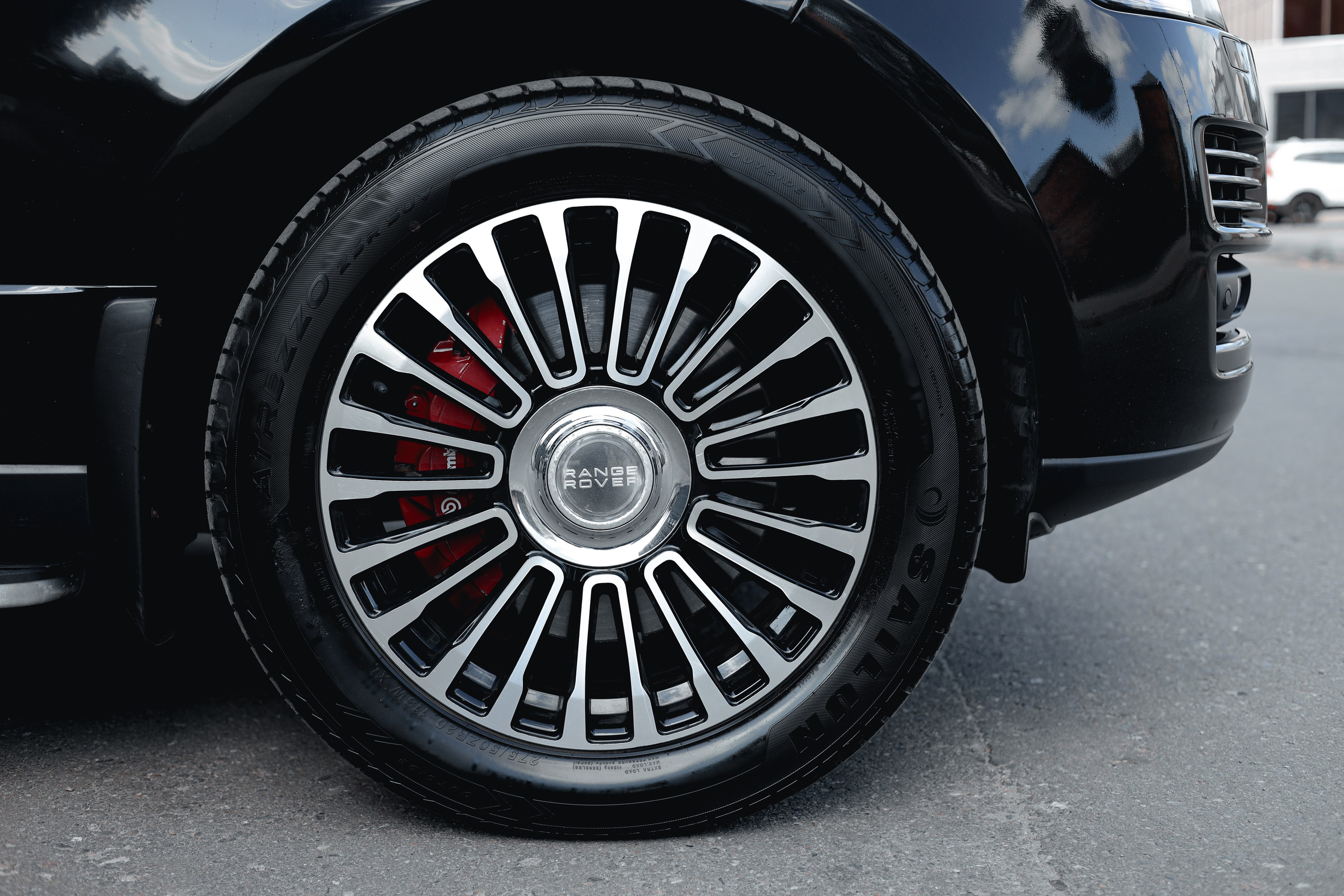 Range Rover. Photographer Tatiana Ivanova in Yaroslavl