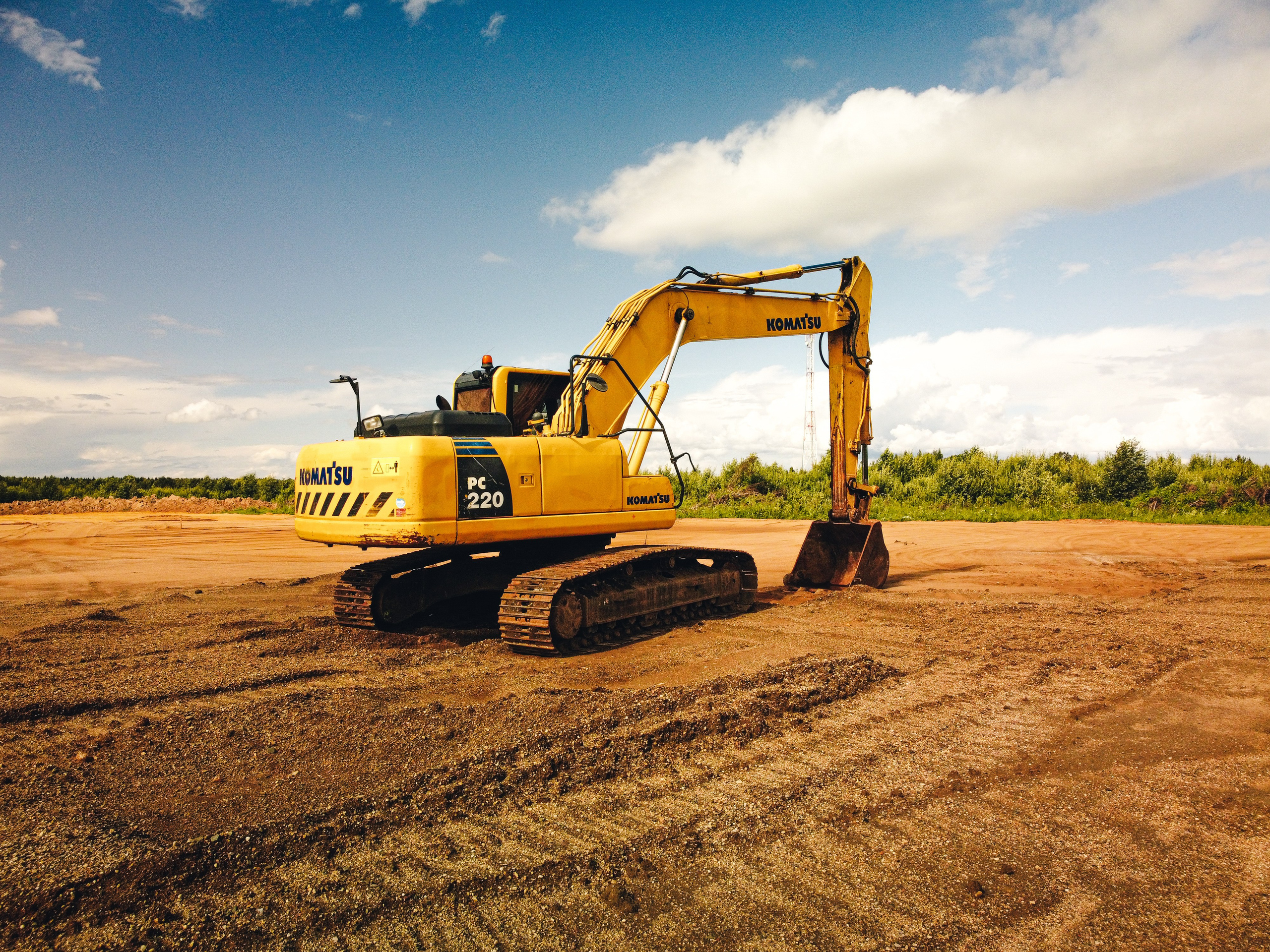 экскаватор работает