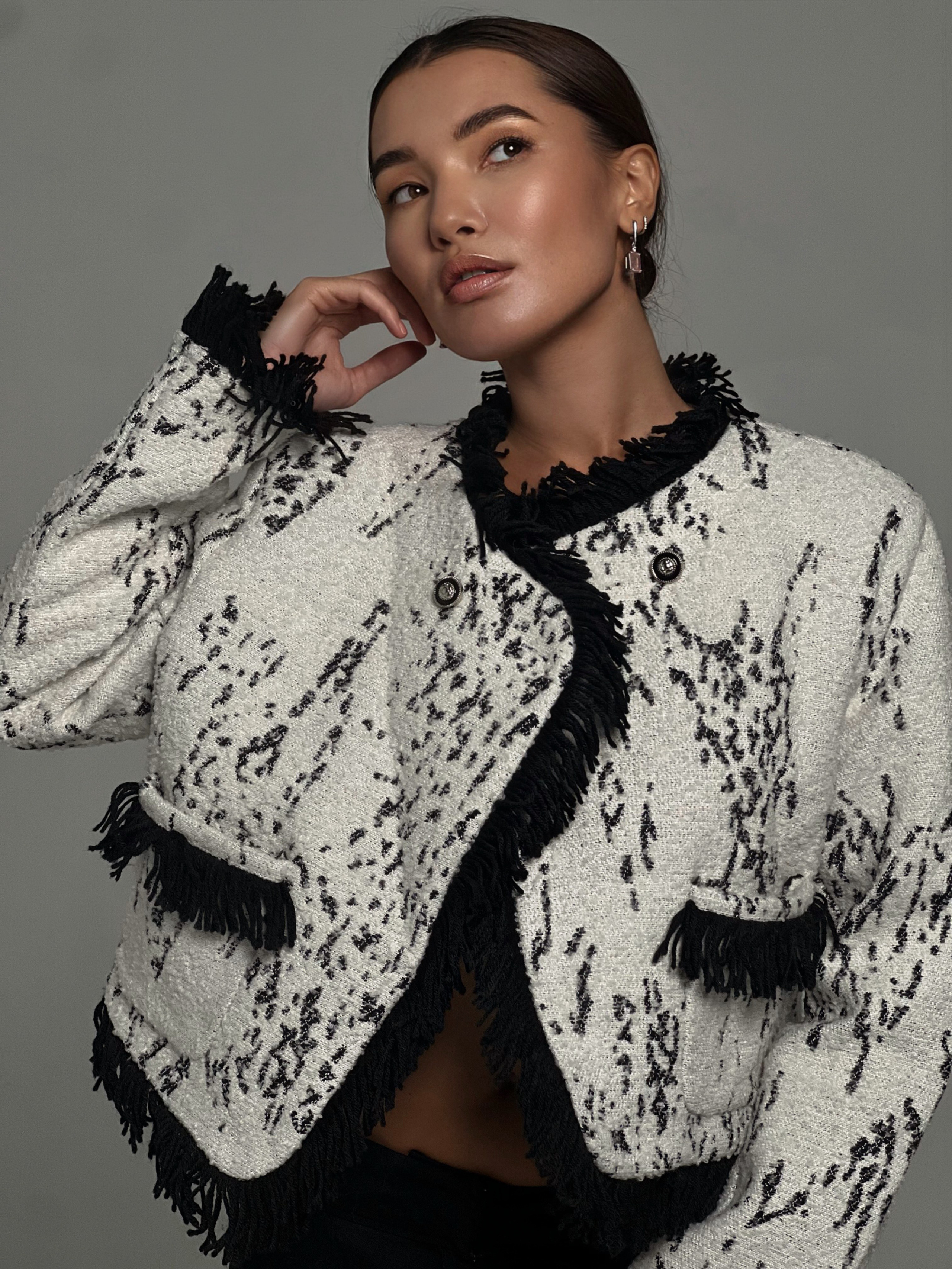 Девушка модель азиатской внешности позирует