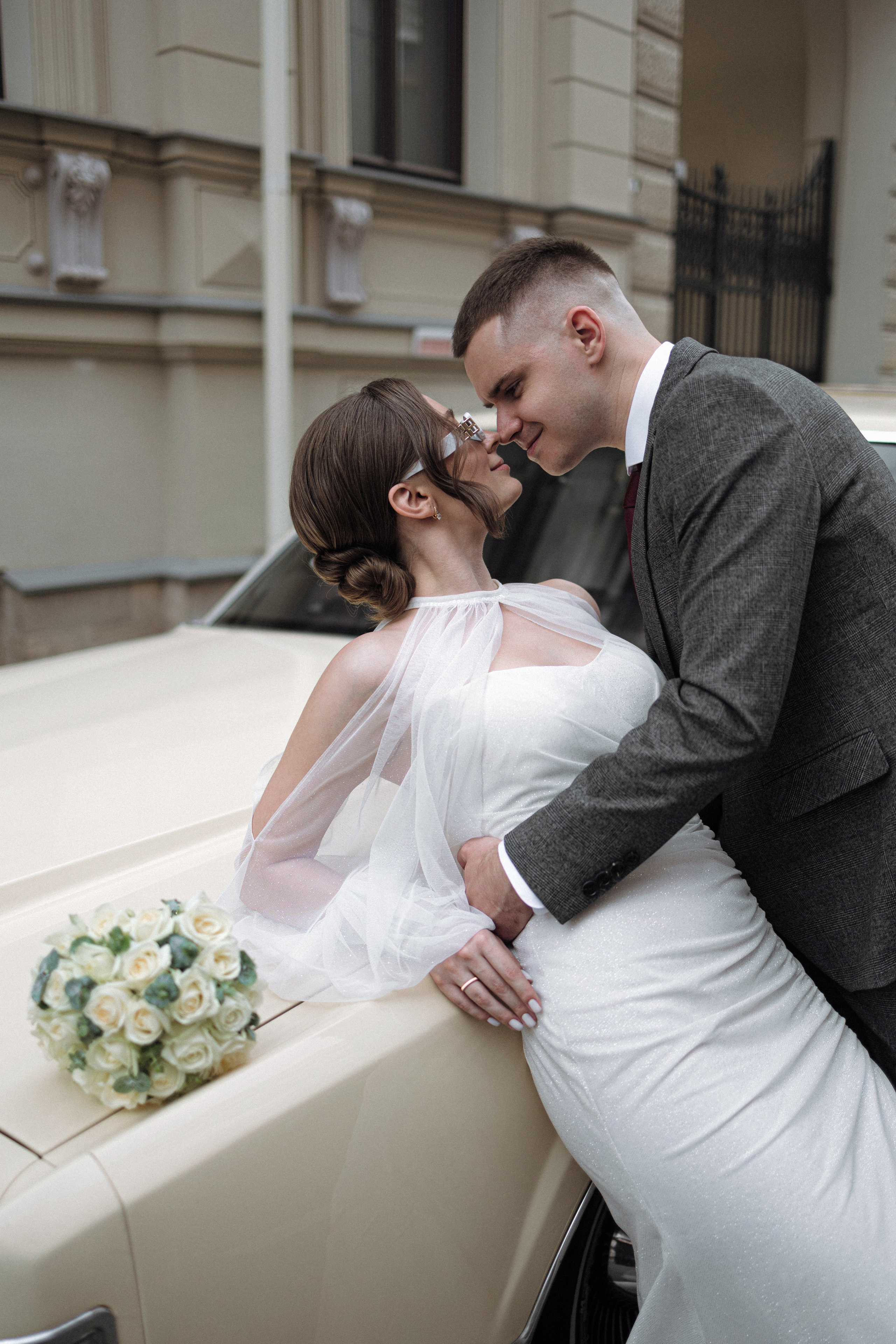 Свадебный банкет в Москве. Свадебная площадка Москва. Фотограф Москва. Свадебный фотограф, свадебная фотосессия. Фотосессия с автомобилем. Ретро автомобиль на свадьбу. Свадебная фотосессия с машиной Москва. Автомобиль в аренду на свадьбу.