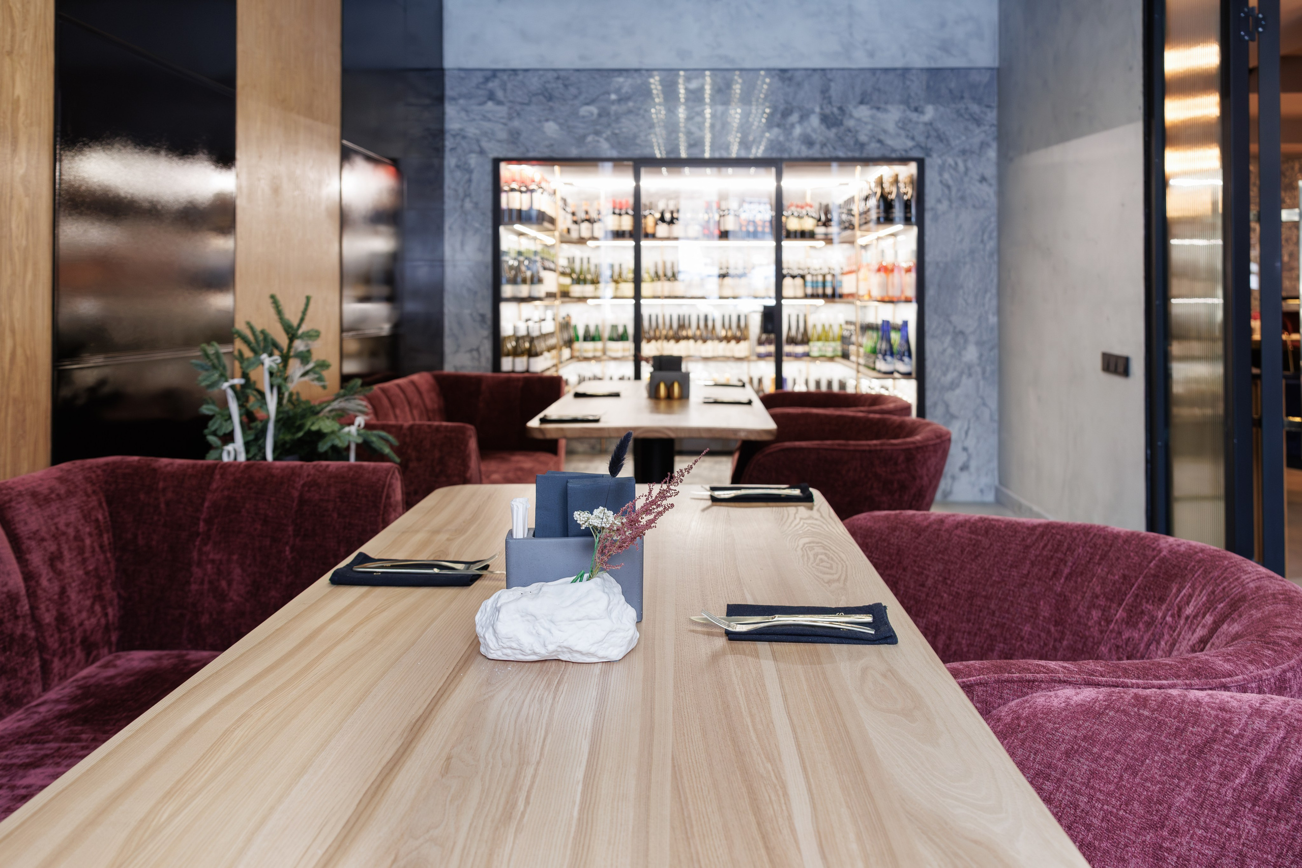 Фотограф для интерьерной съемки ресторана. Контент для бизнеса в Екатеринбурге Полдень Медиа