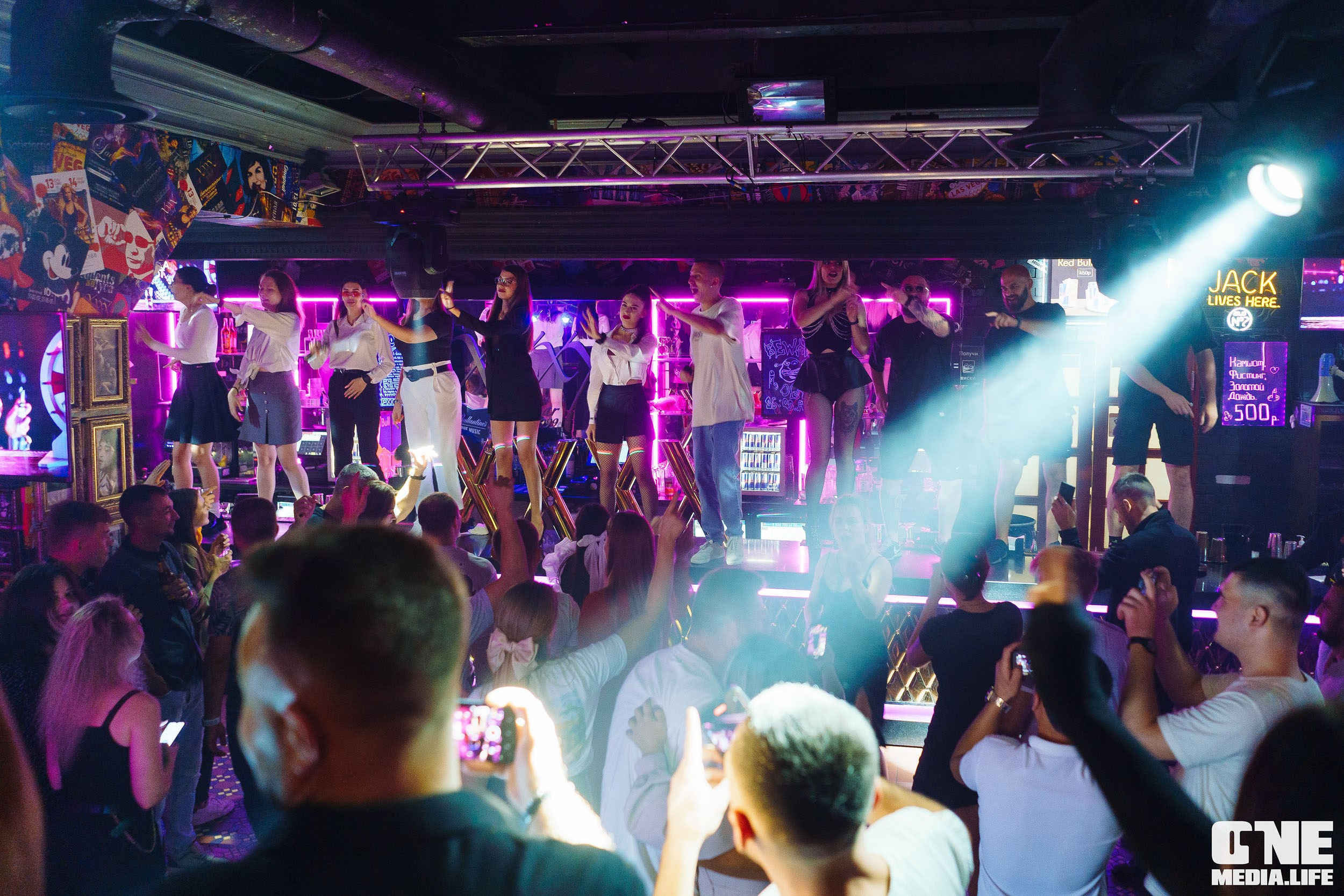 Фоторепортаж из бара XxxX. One Media Life: фоторепортажи, фотоотчеты с мероприятий и заведений