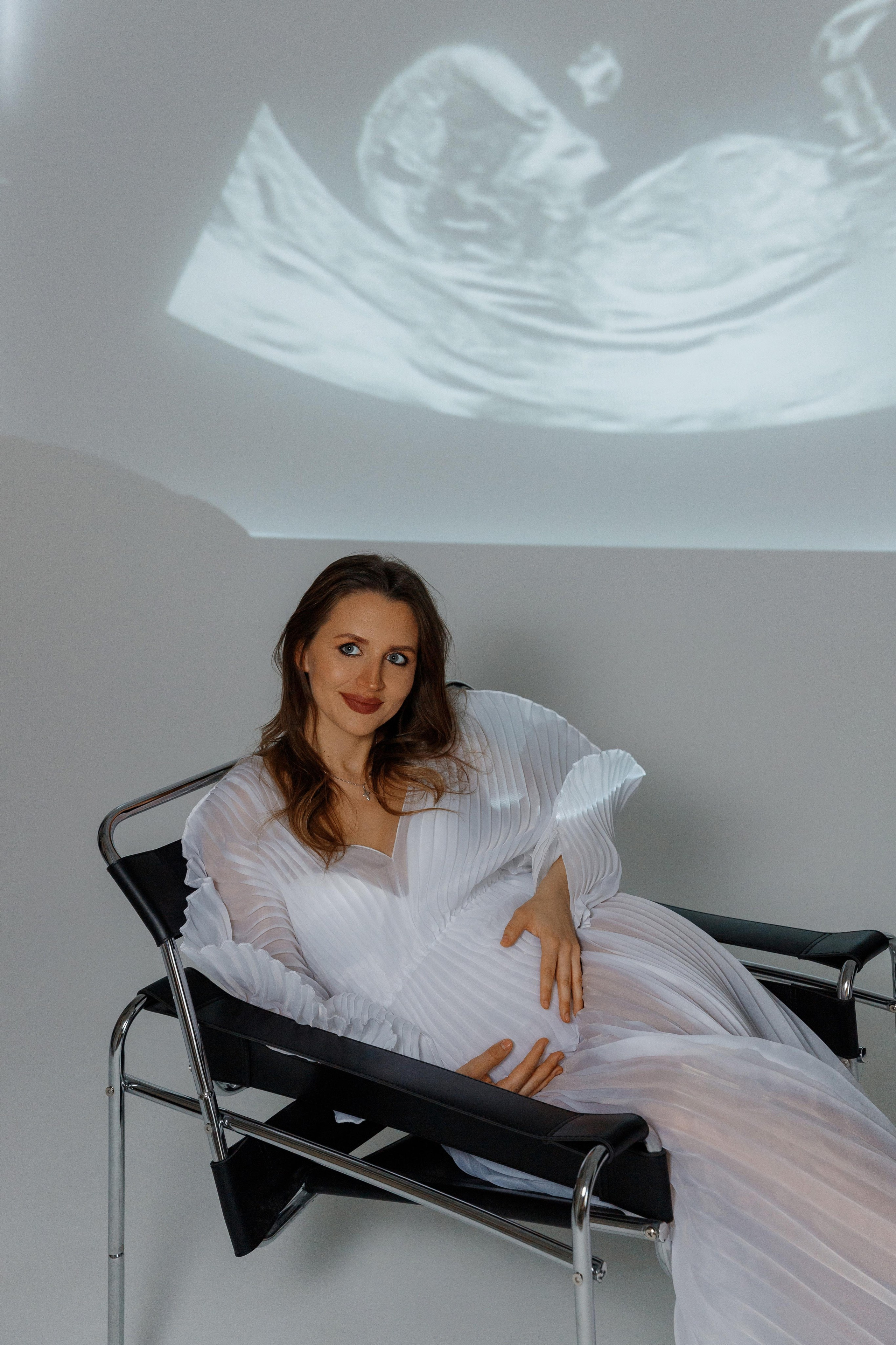 Фотосессия беременности в студии с проектором. Фотограф Александра Сыщенко